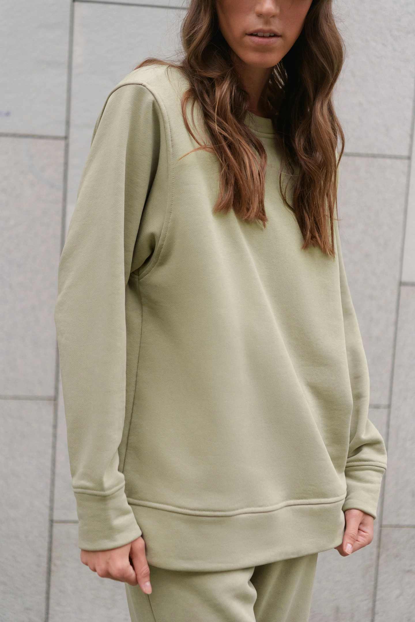 Свитшот объёмной формы с плечиками и брюки трикотажные