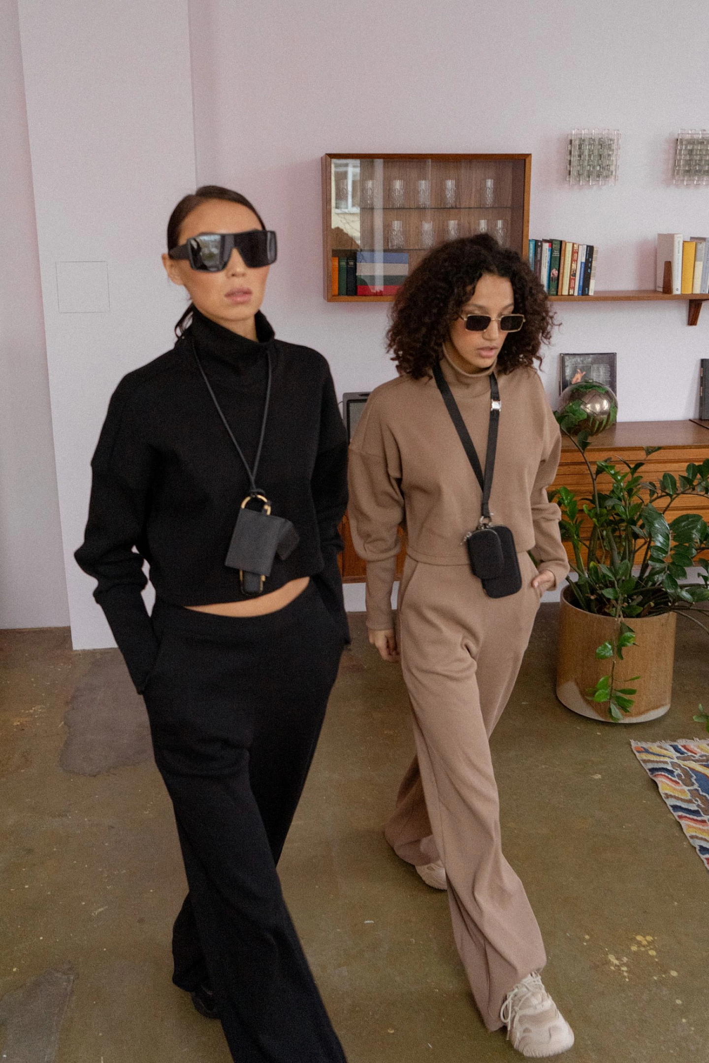 Свитшот короткий и брюки с застёжкой сзади кашкорсе