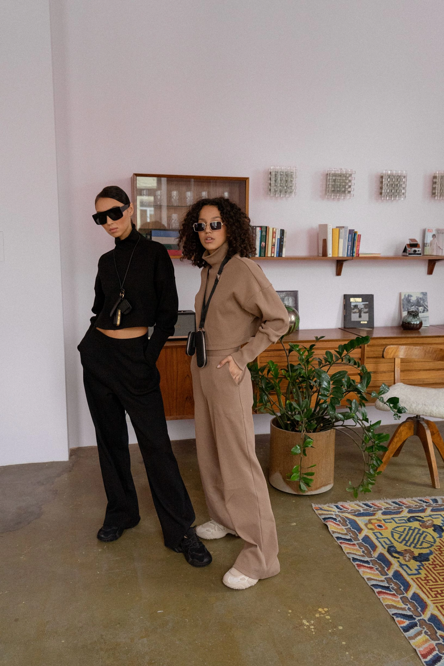 Свитшот короткий и брюки с застёжкой сзади кашкорсе