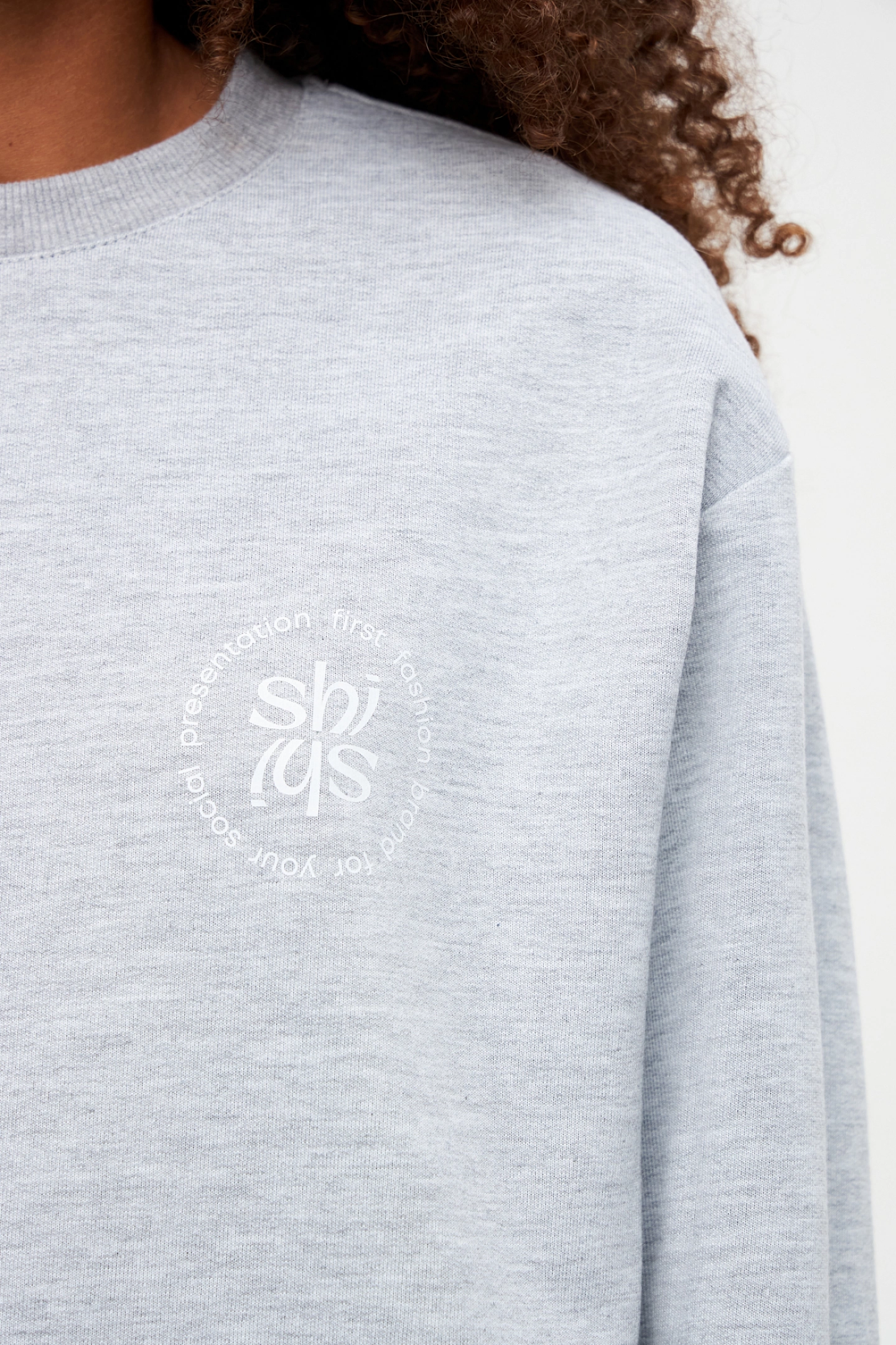 Свитшот с логотипом и брюки трикотажные