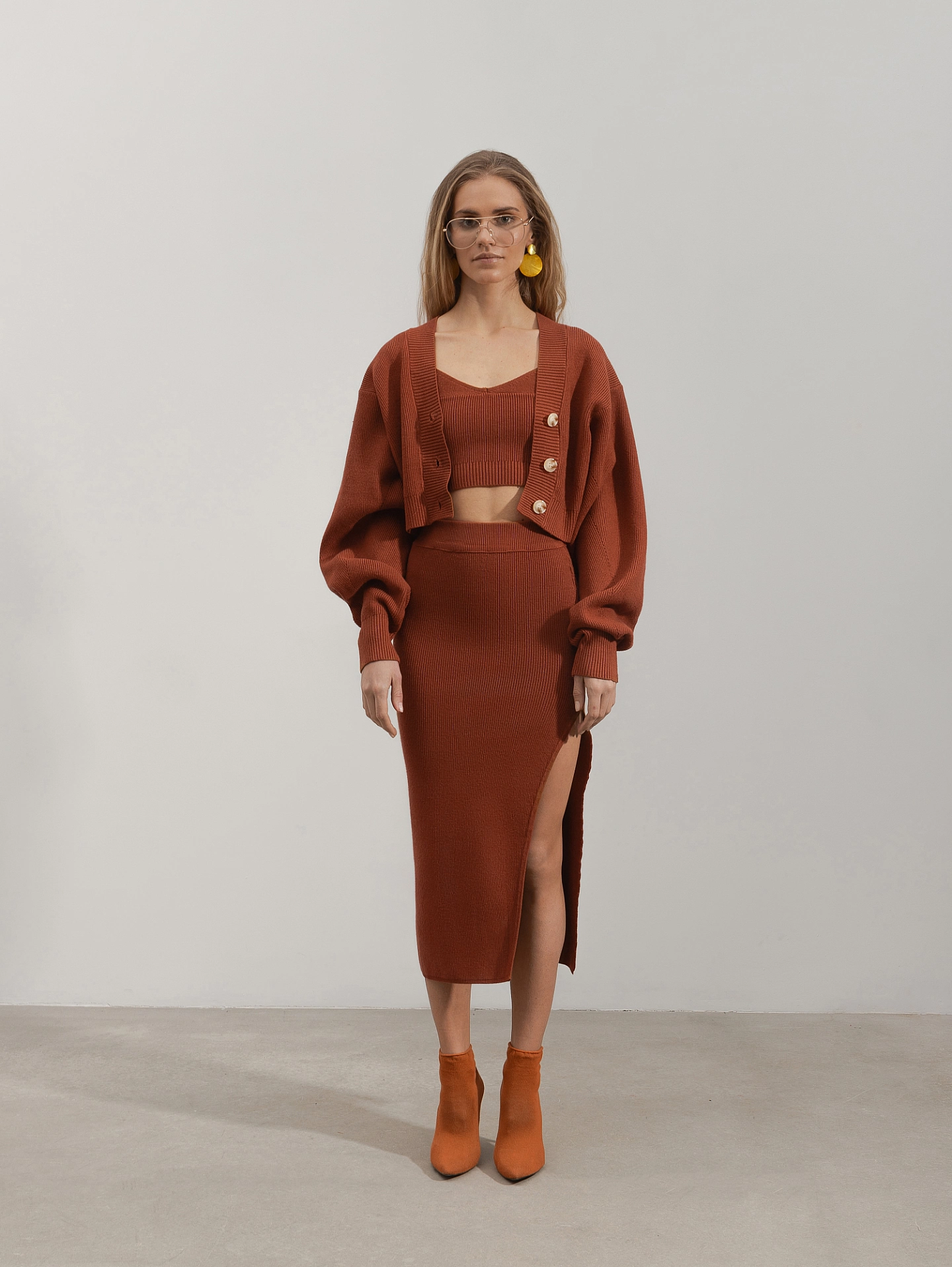 Топ вязаный с регулируемыми бретелями и юбка с разрезом