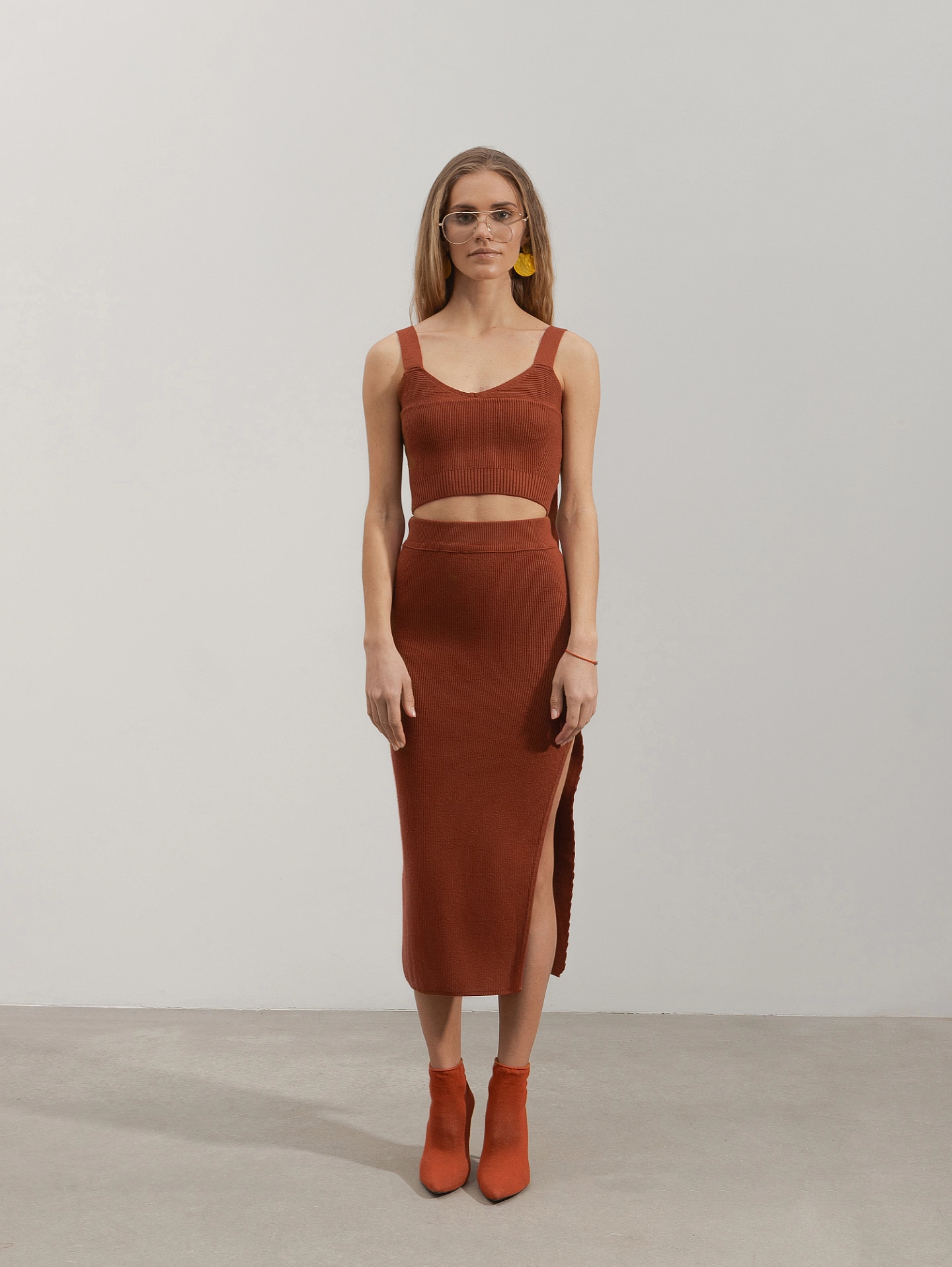 Топ вязаный с регулируемыми бретелями и юбка с разрезом