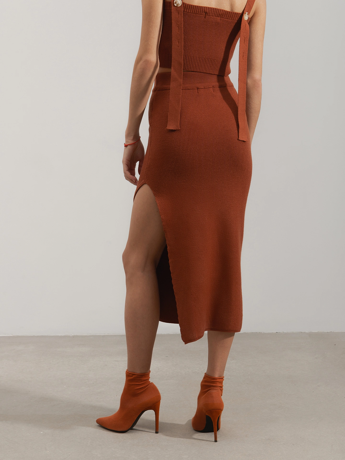 Топ вязаный с регулируемыми бретелями и юбка с разрезом