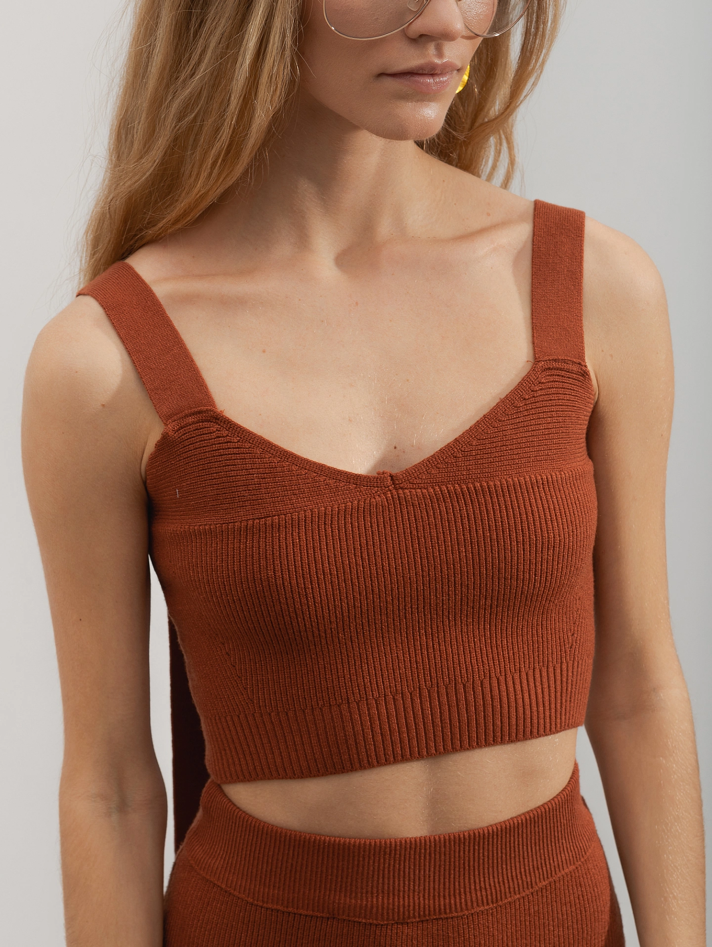 Топ вязаный с регулируемыми бретелями и юбка с разрезом