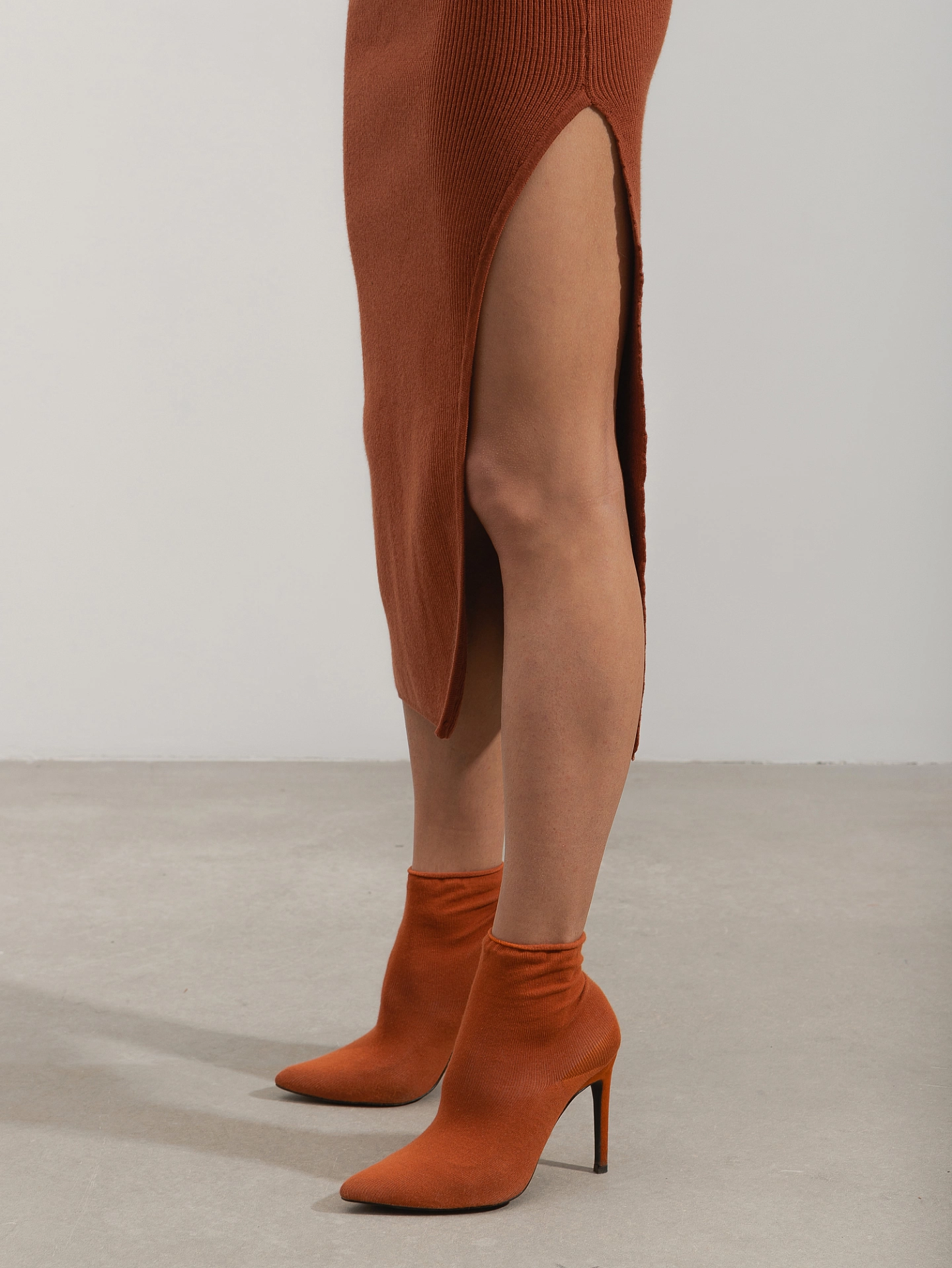 Топ вязаный с регулируемыми бретелями и юбка с разрезом