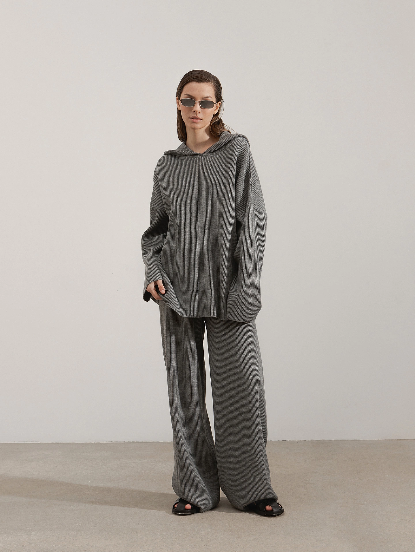 Вязаные худи oversize и широкие брюки