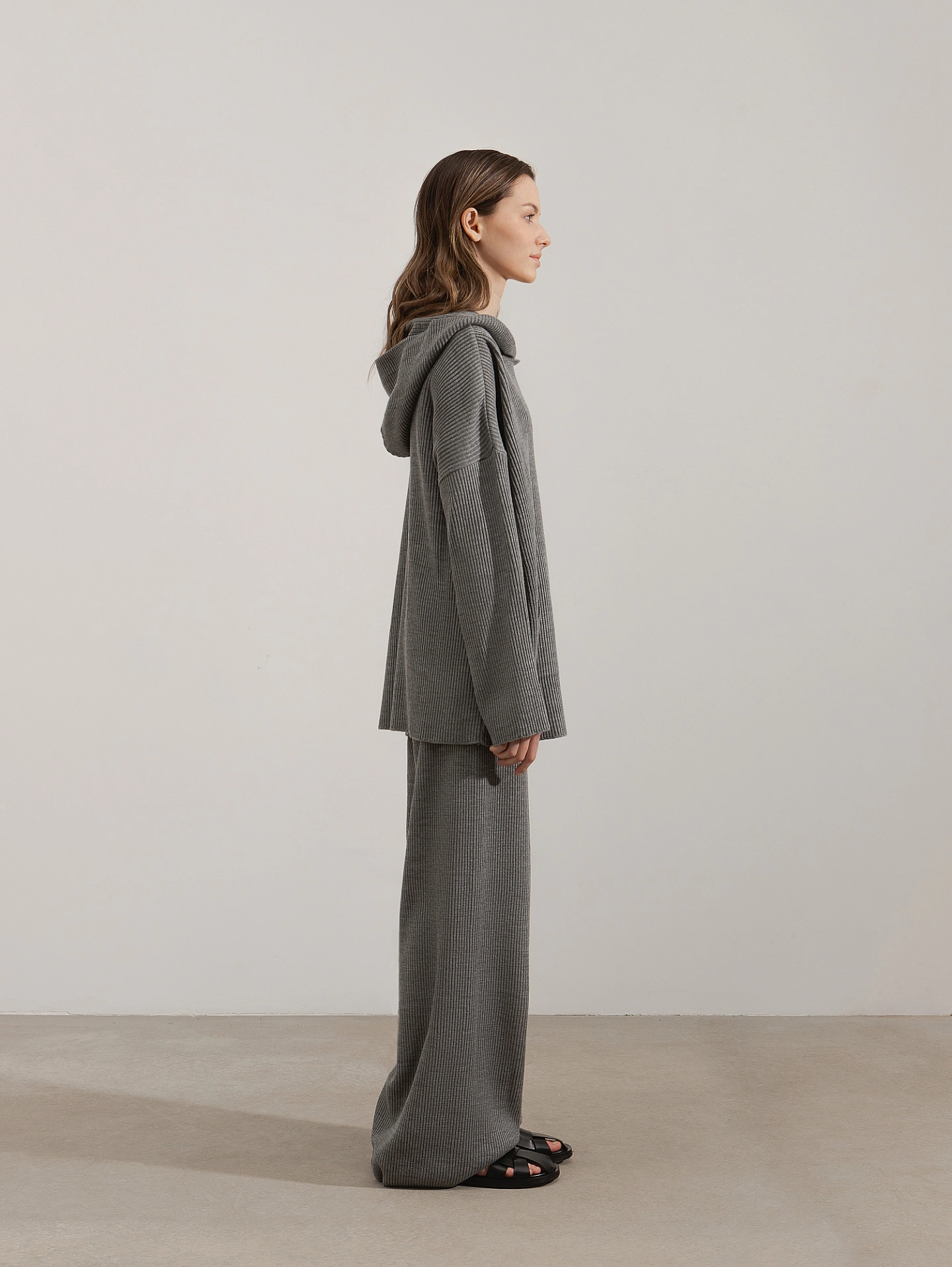 Вязаные худи oversize и широкие брюки