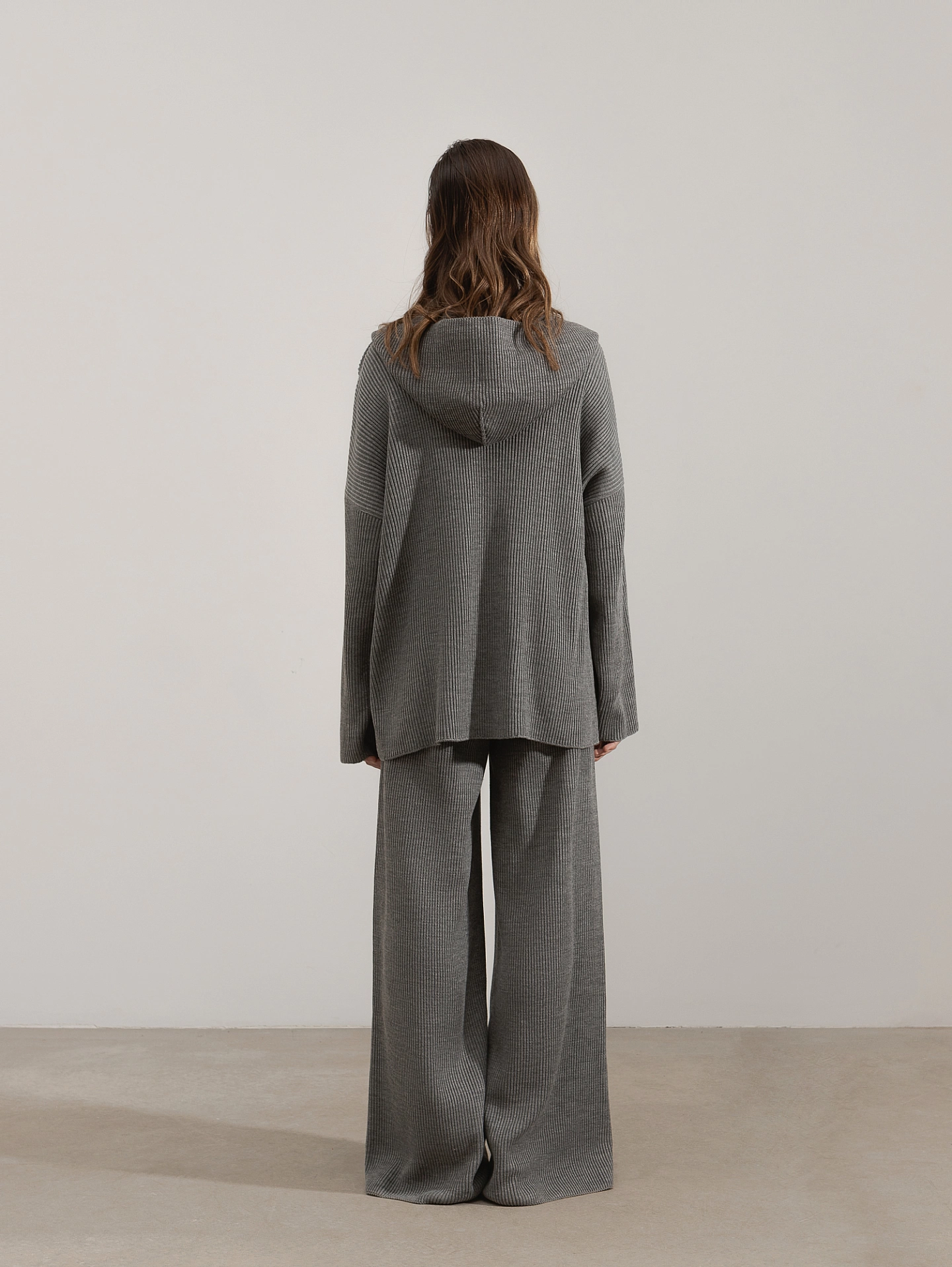 Вязаные худи oversize и широкие брюки