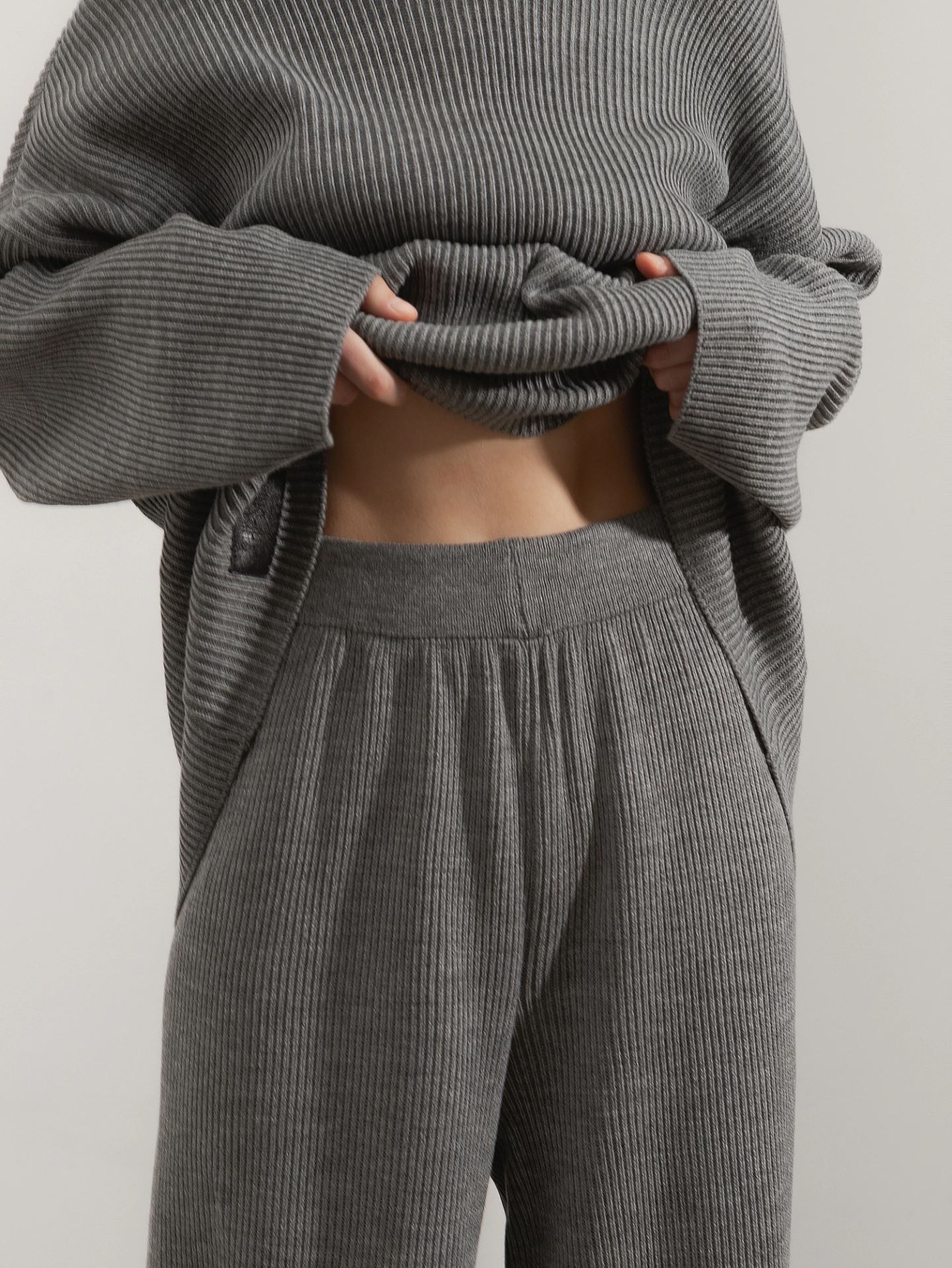 Вязаные худи oversize и широкие брюки