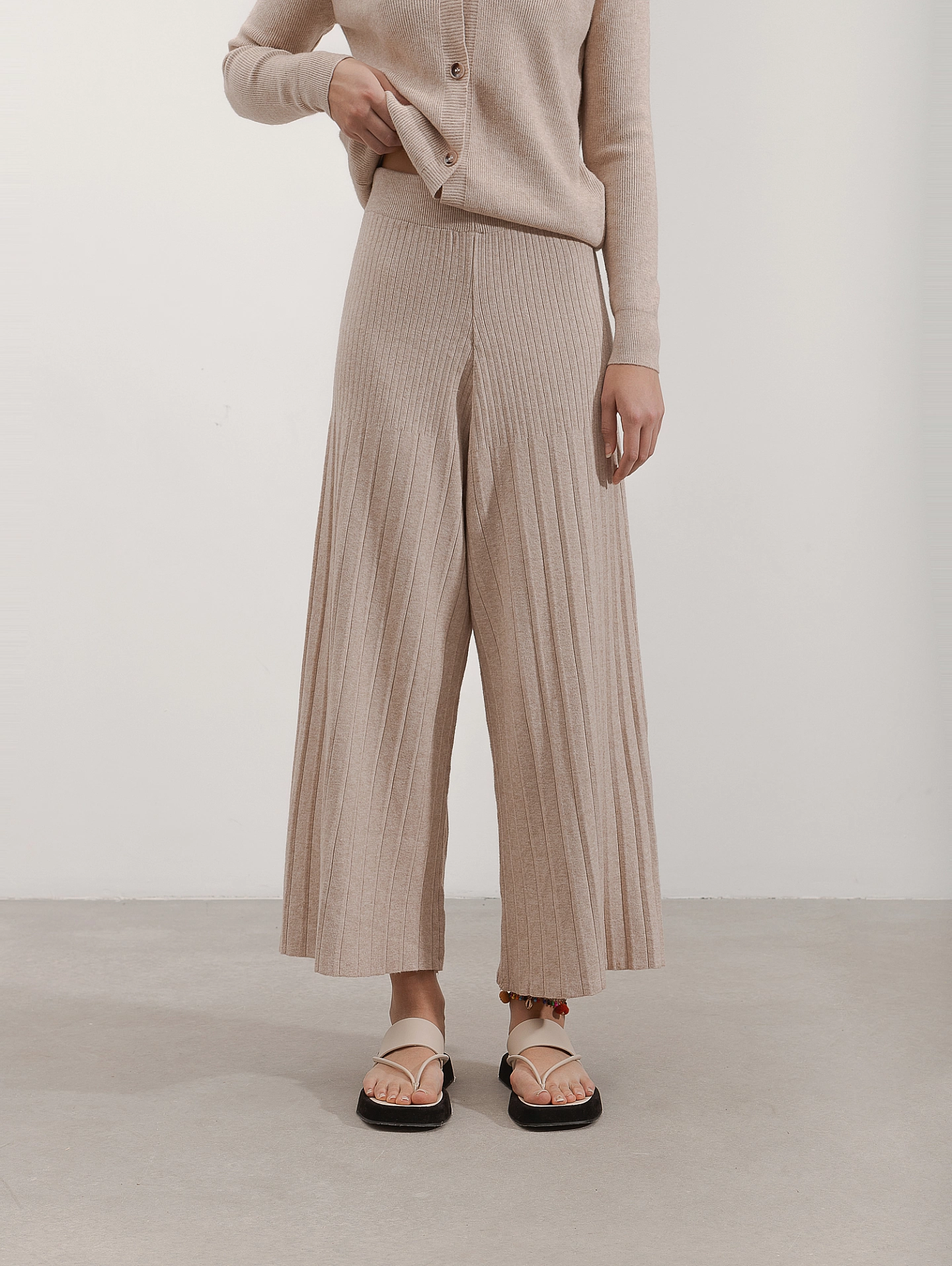 Джемпер вязаный на пуговицах с рукавом реглан и брюки - кюлоты