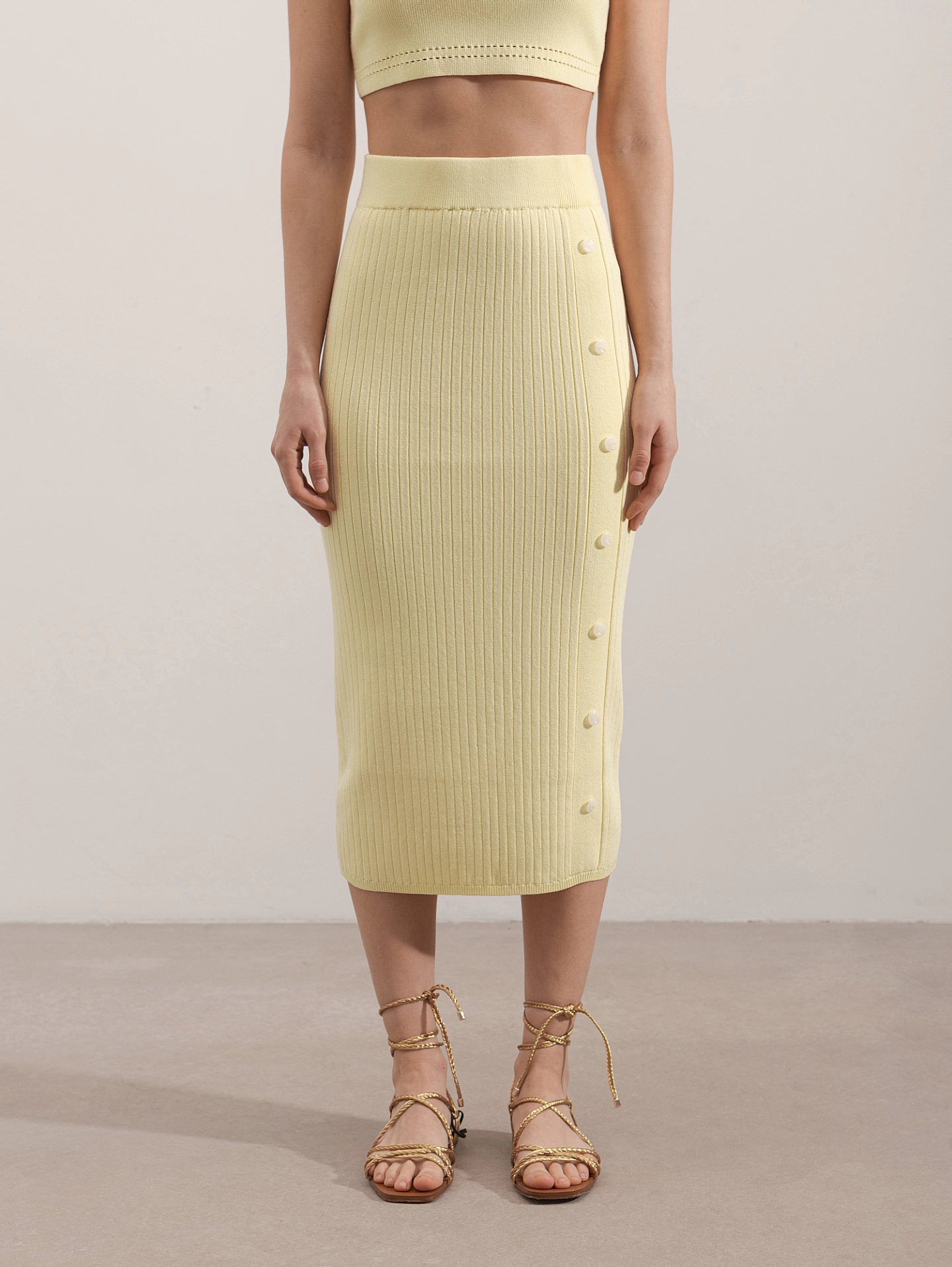 Кроп топ вязаный с широкими бретелями и юбка с пуговицами