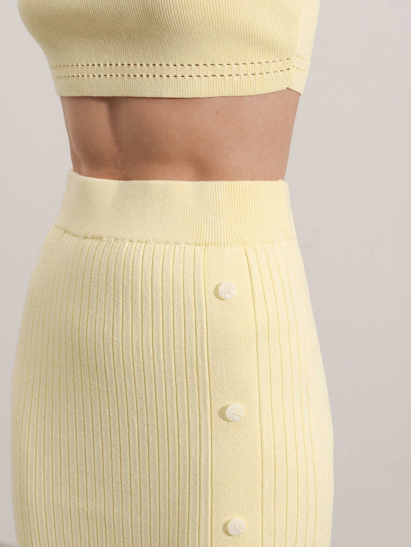 Кроп топ вязаный с широкими бретелями и юбка с пуговицами