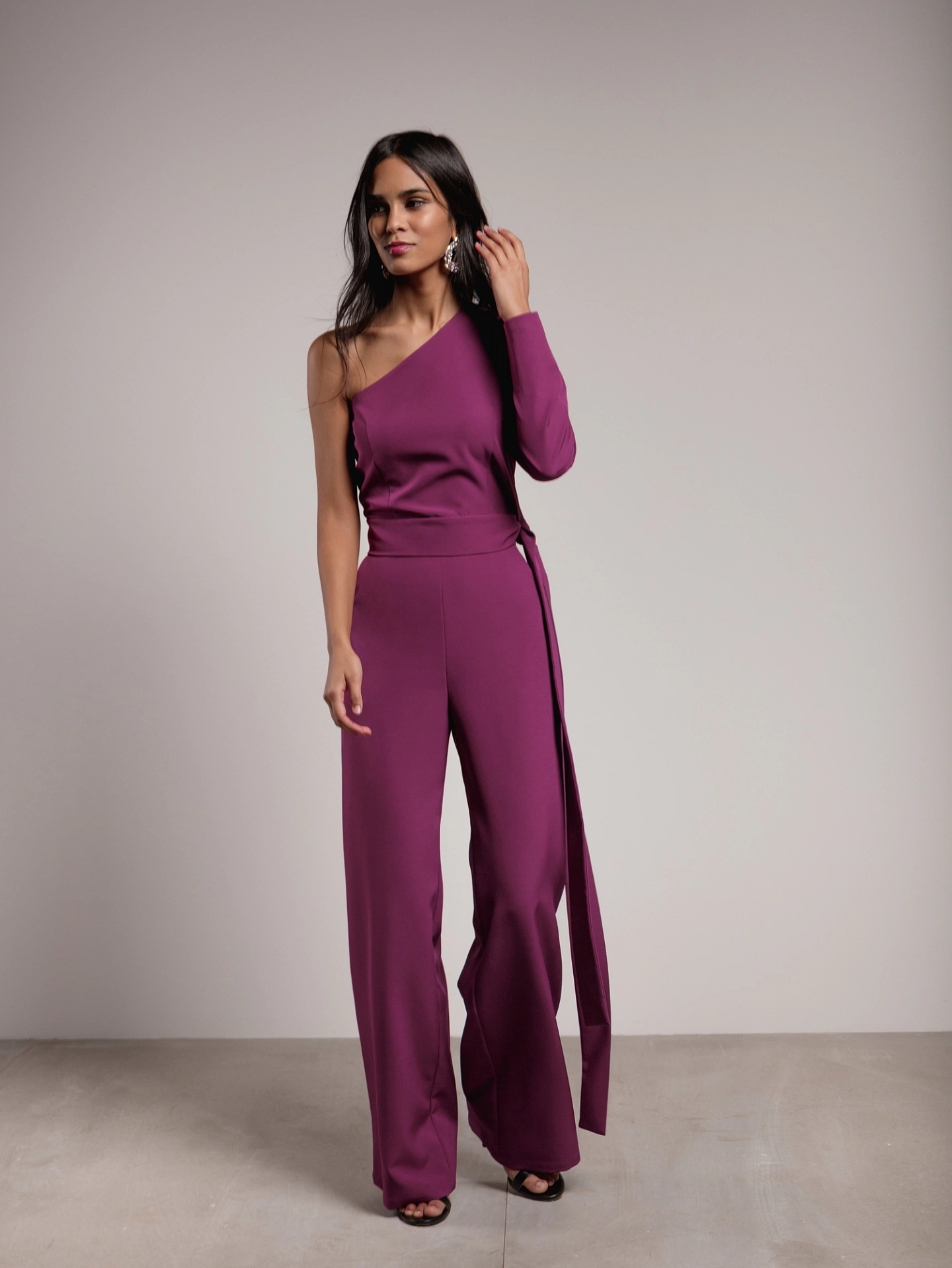 Топ с одним рукавом и брюки с застежкой сзади