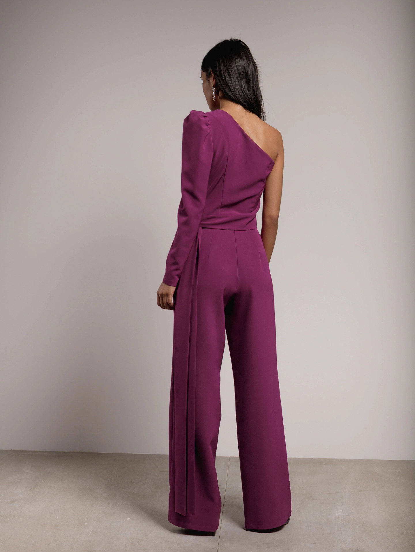 Топ с одним рукавом и брюки с застежкой сзади