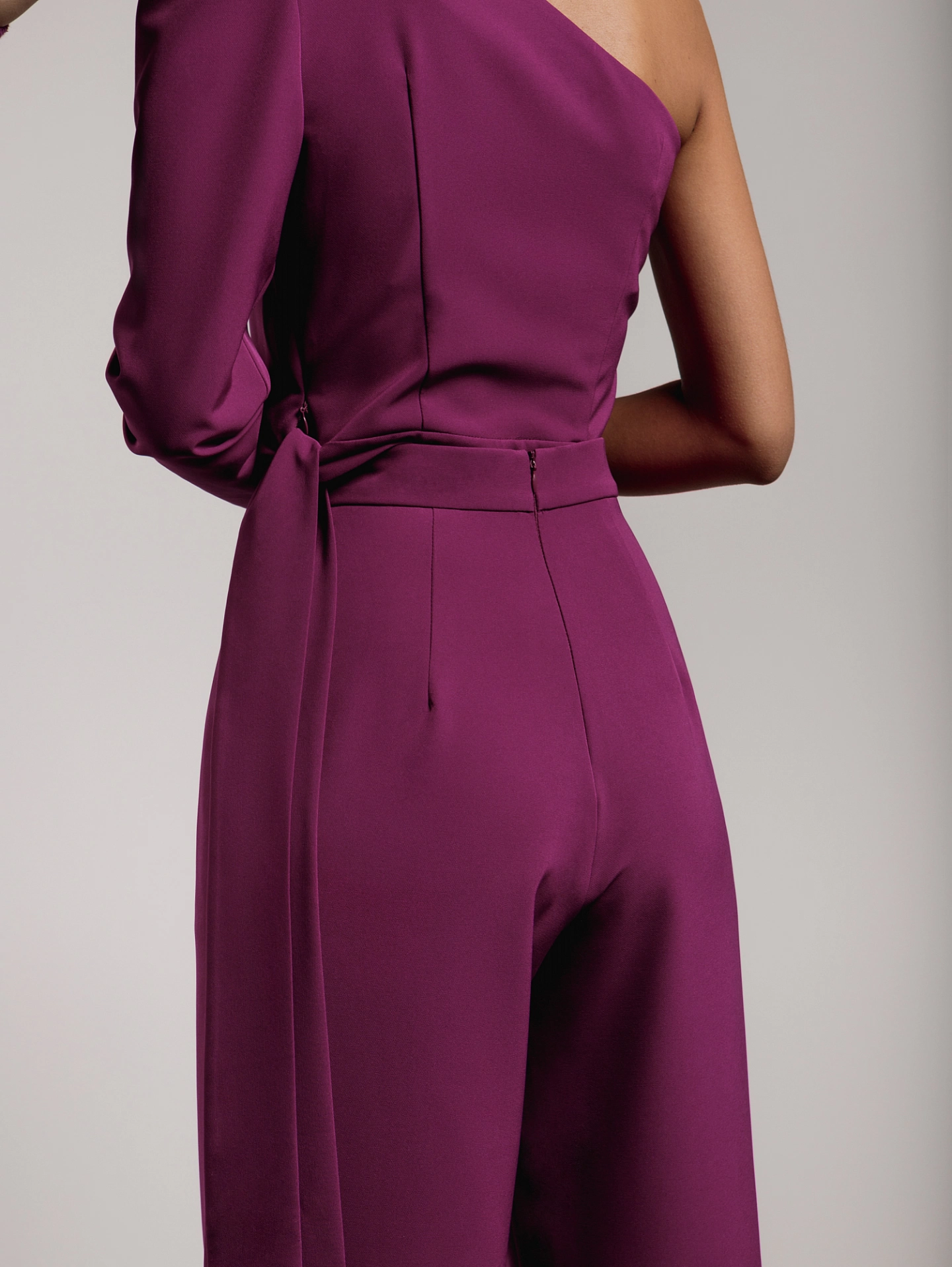 Топ с одним рукавом и брюки с застежкой сзади