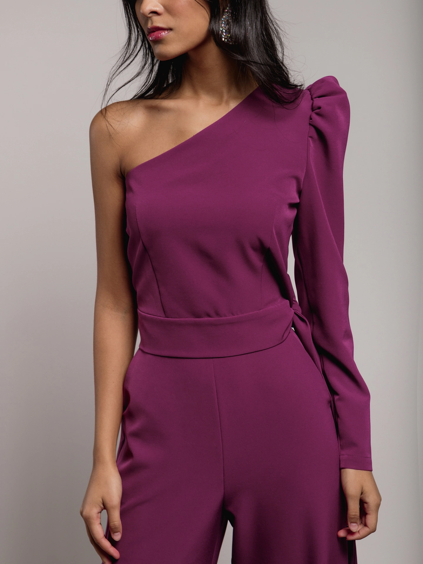 Топ с одним рукавом и брюки с застежкой сзади