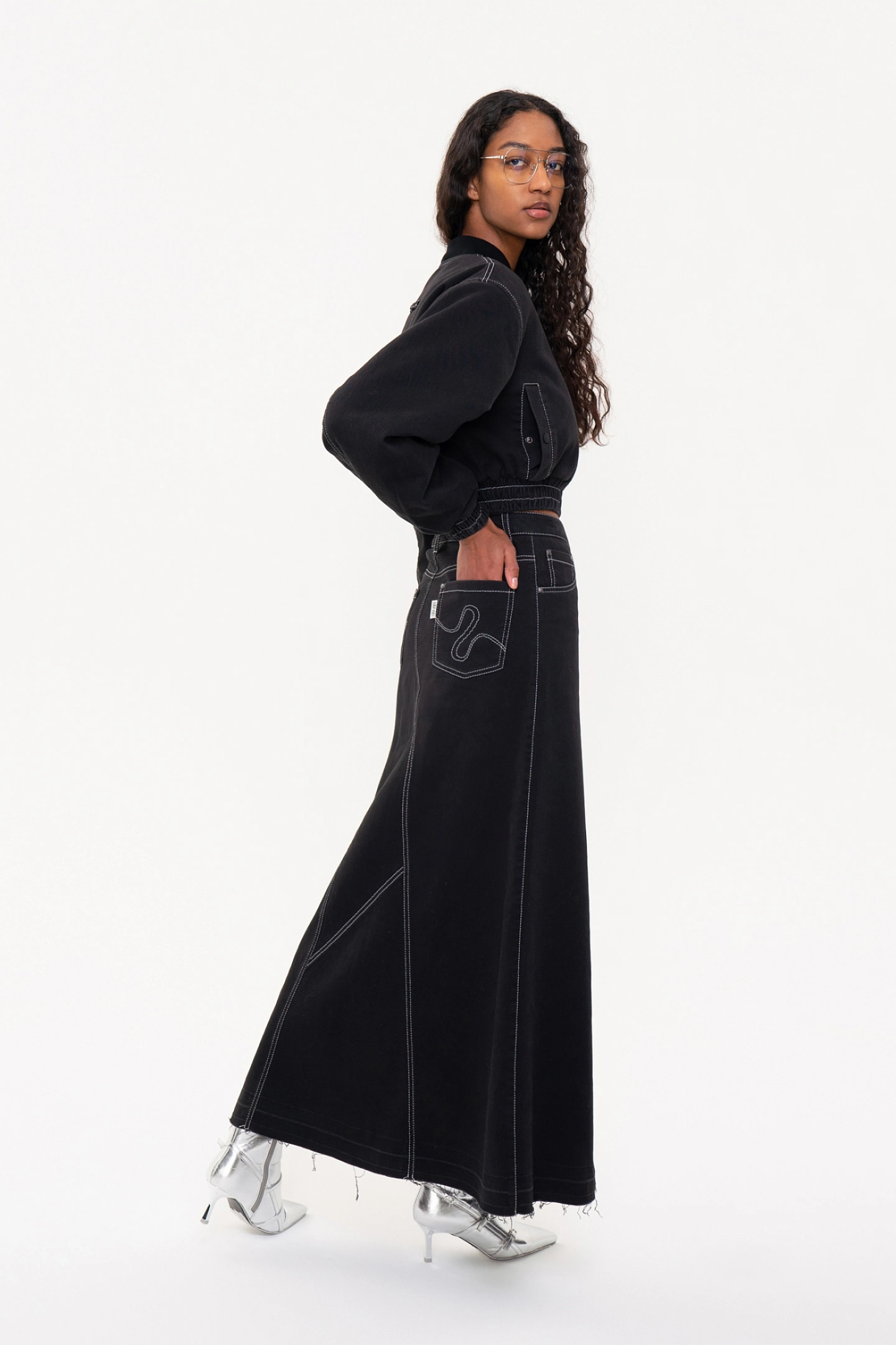 Short bomber jacket with wide sleeves and a denim maxi skirt