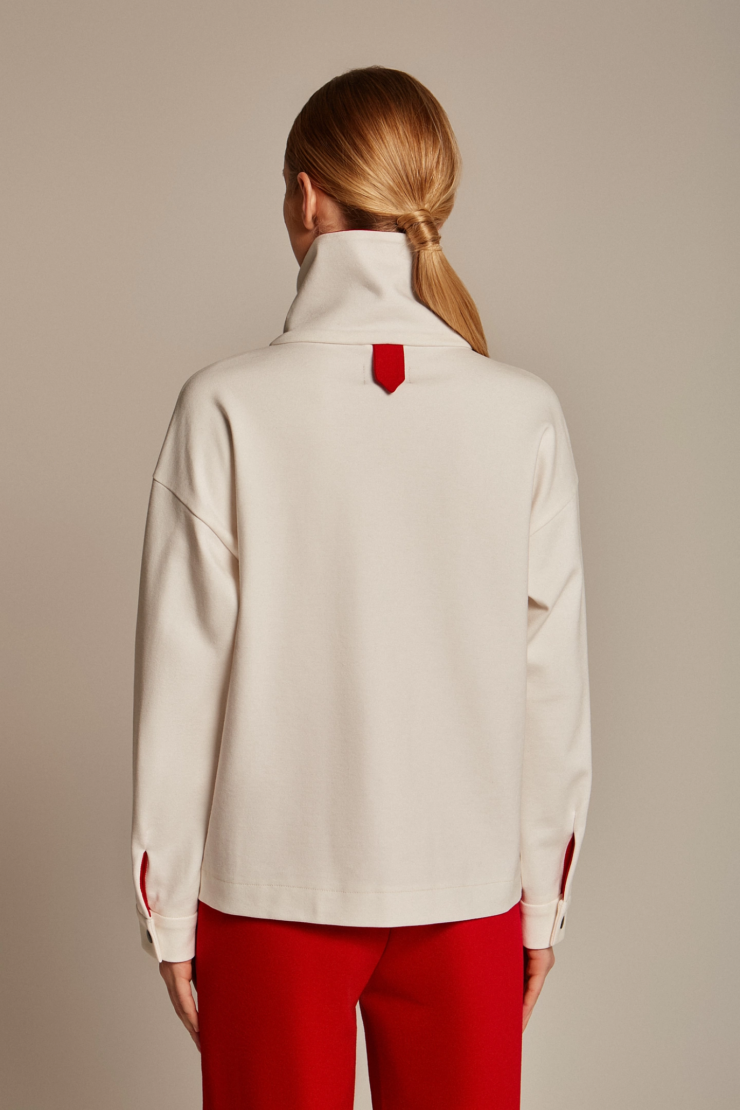 Свитшот с высоким воротником стойка и брюки-трубы джерси