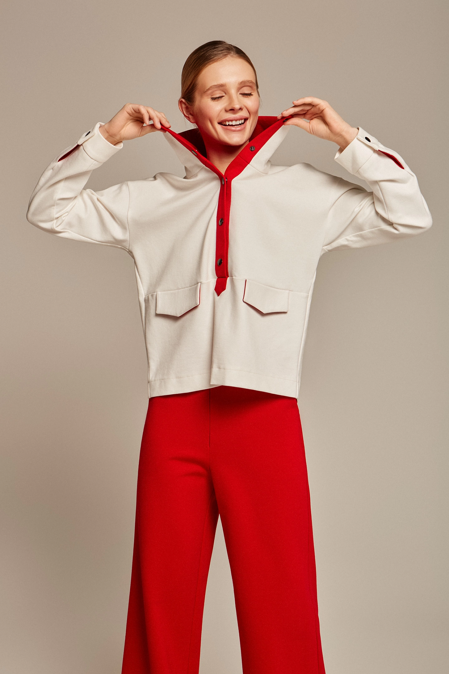 Свитшот с высоким воротником стойка и брюки-трубы джерси