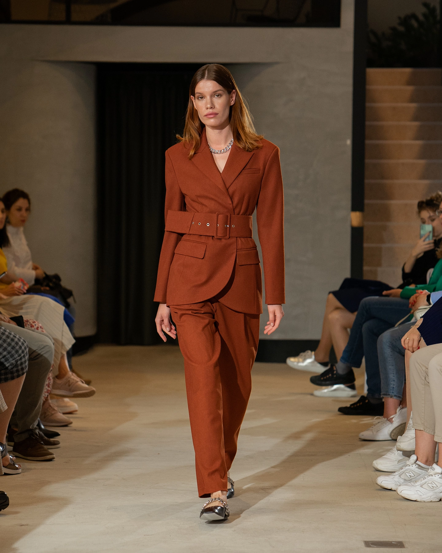 Жакет однобортный с широким поясом и брюки бананы с высокой посадкой