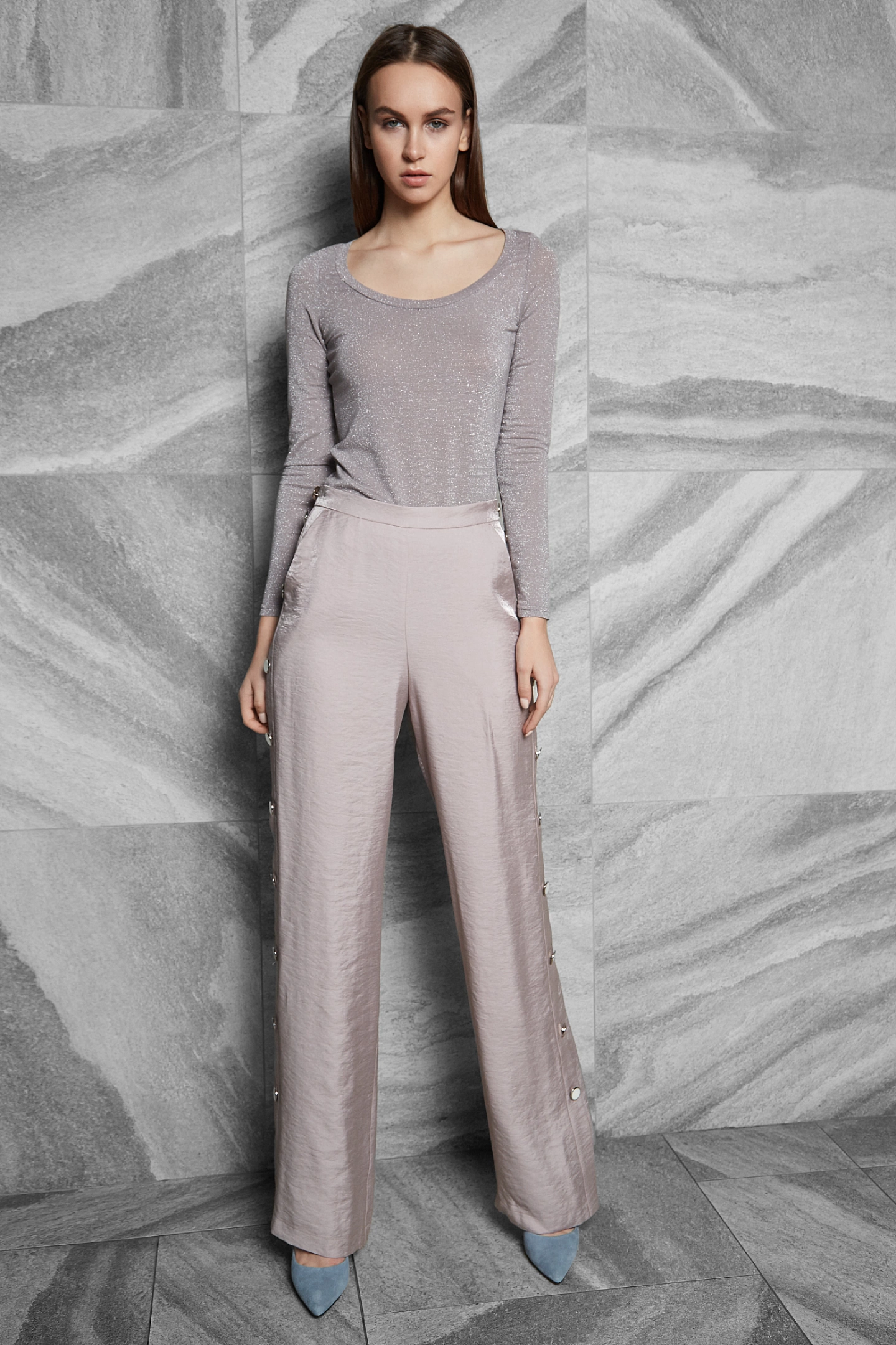 Брюки-трубы с пуговицами по бокам