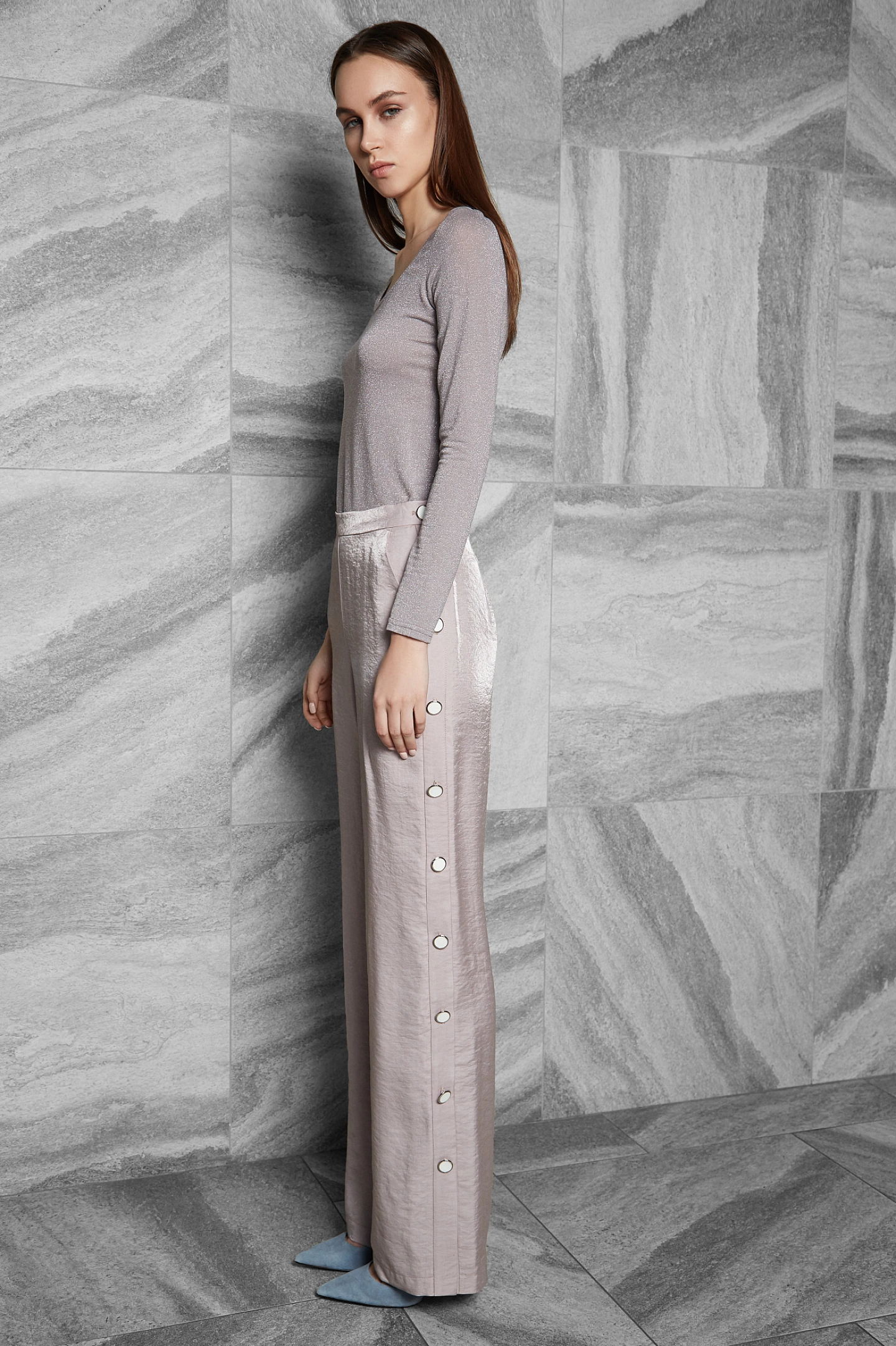 Брюки-трубы с пуговицами по бокам