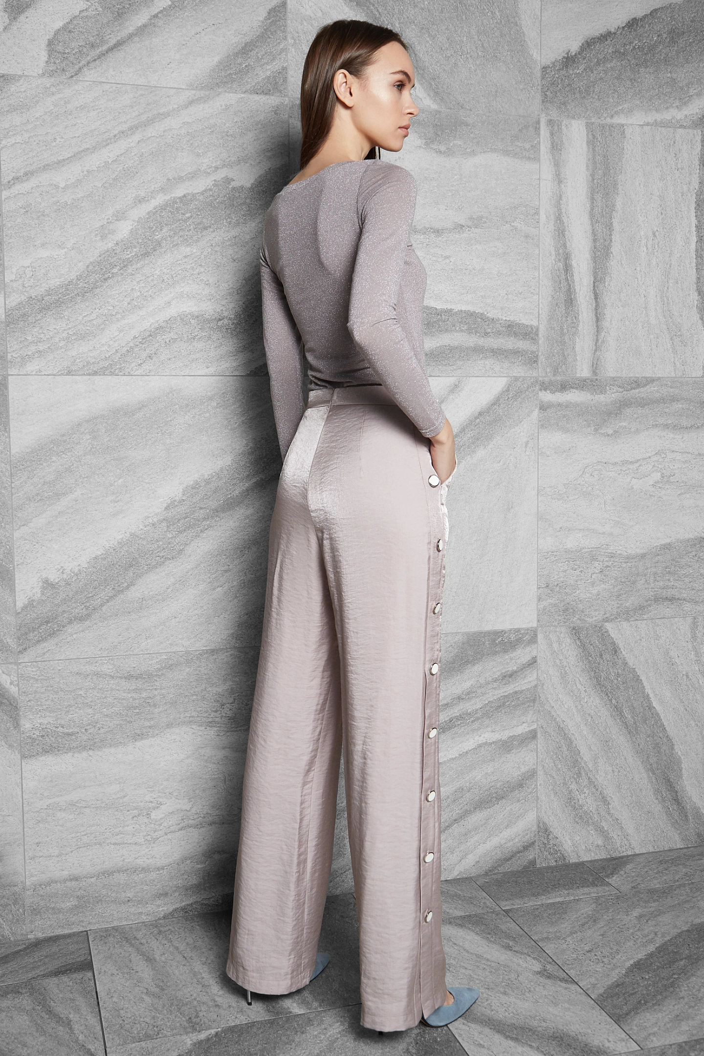 Брюки-трубы с пуговицами по бокам