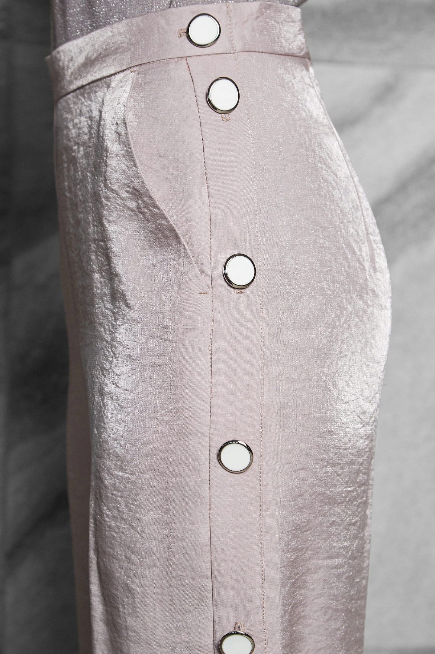 Брюки-трубы с пуговицами по бокам