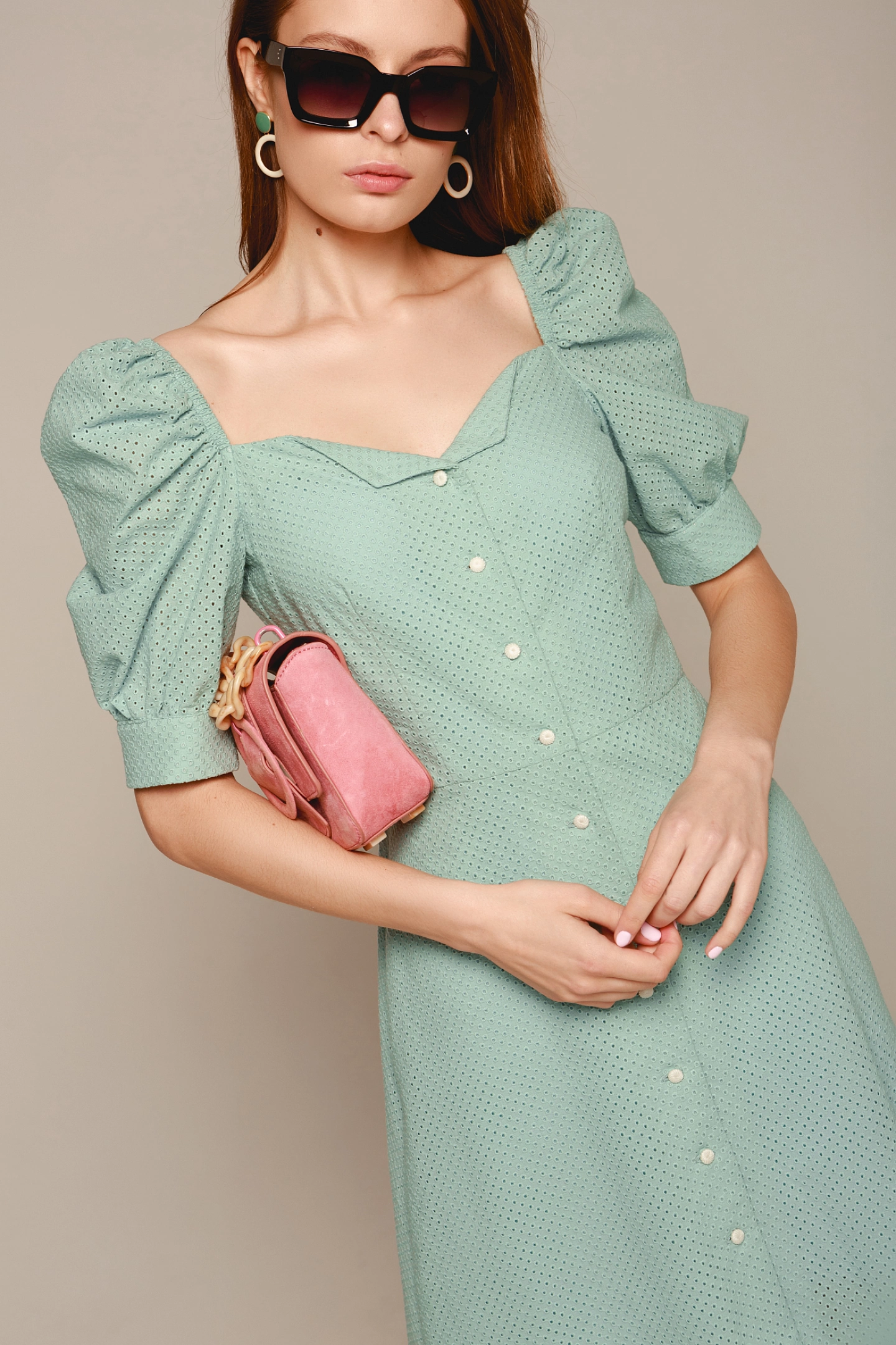 Платье с объемным рукавом макси