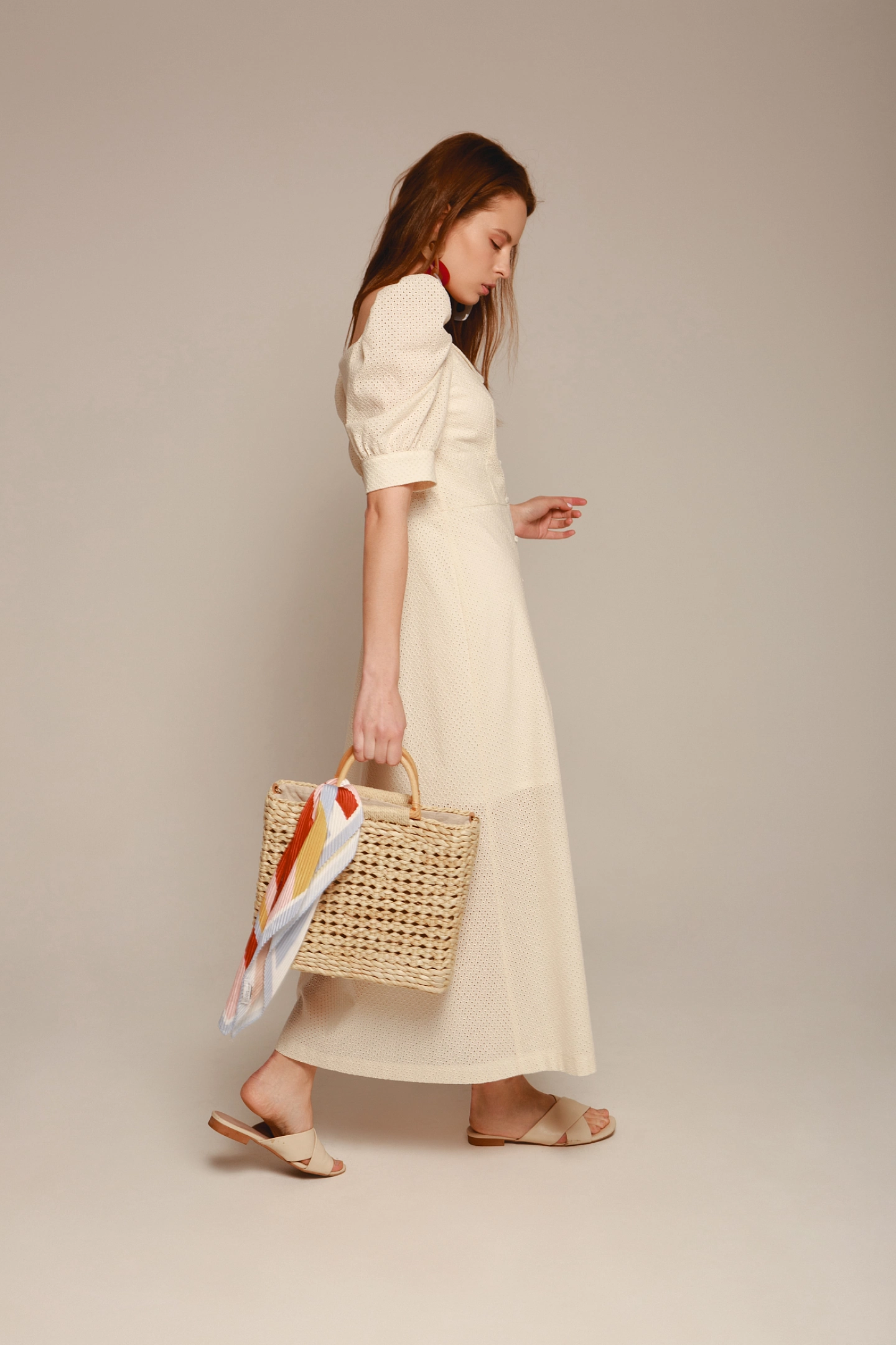 Платье с объемным рукавом макси