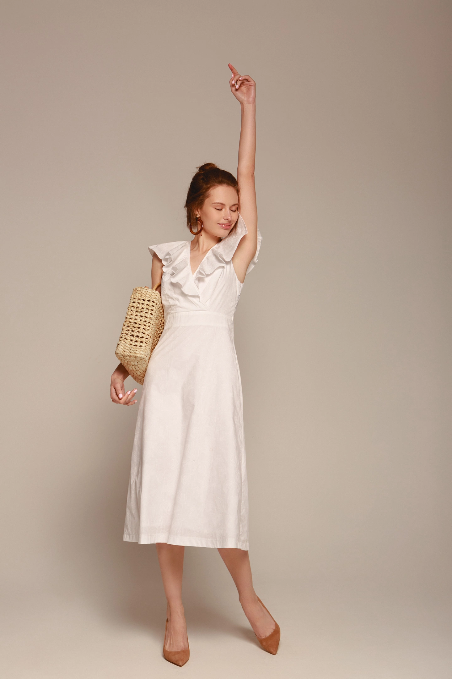 Платье приталенное с воланом по горловине