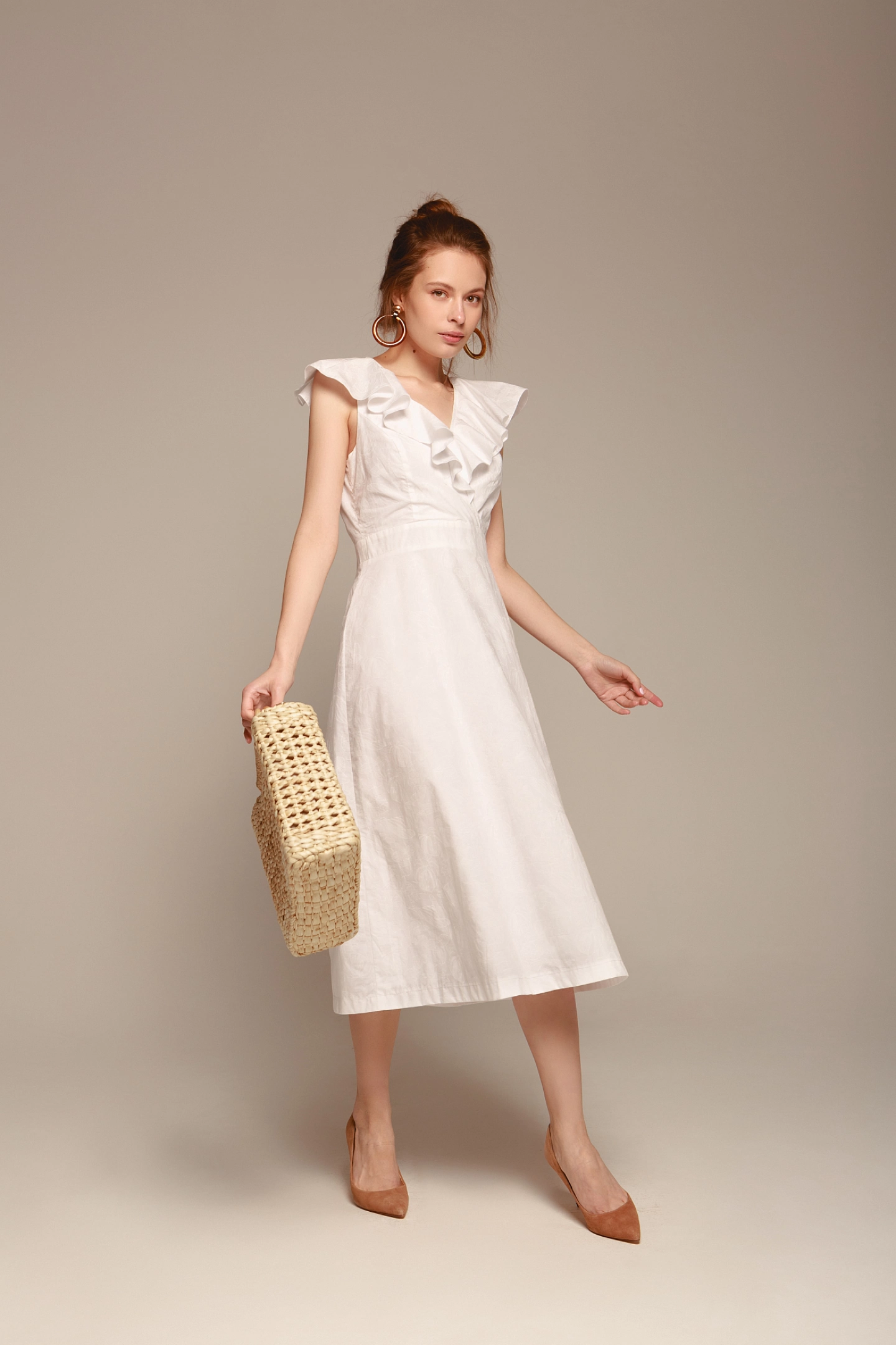 Платье приталенное с воланом по горловине