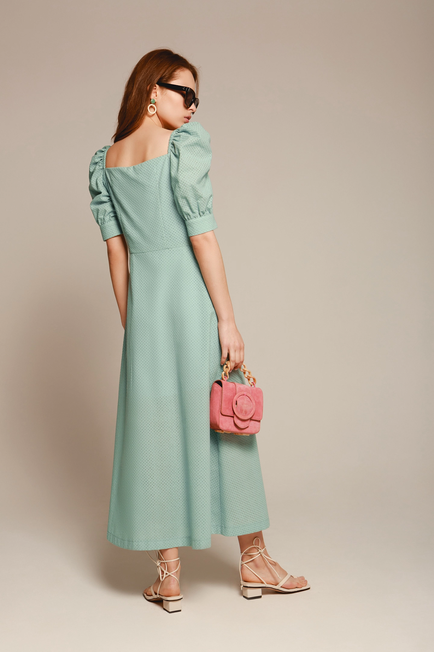 Платье с объемным рукавом макси