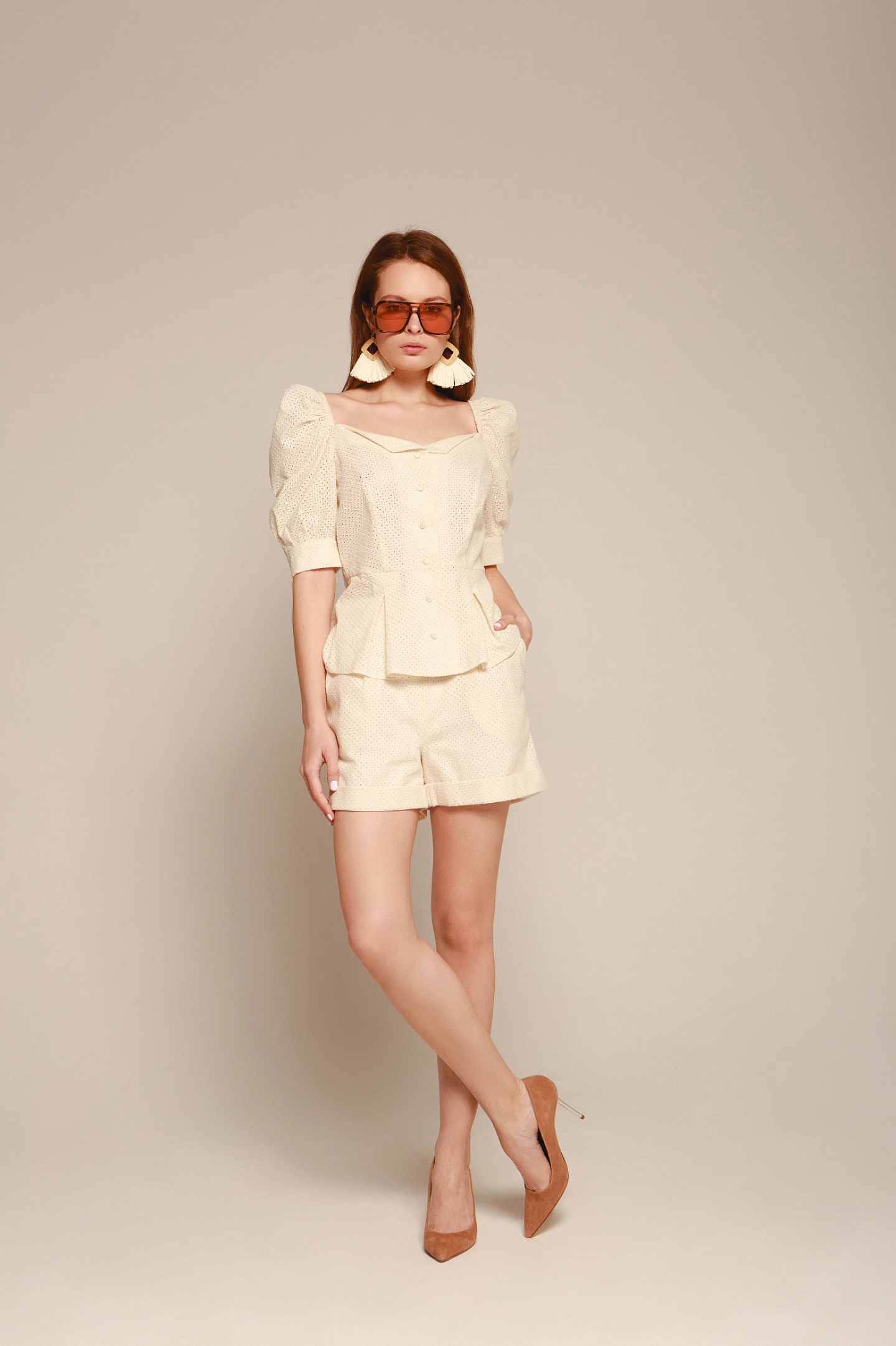 Шорты с  отворотами с защипами на талии