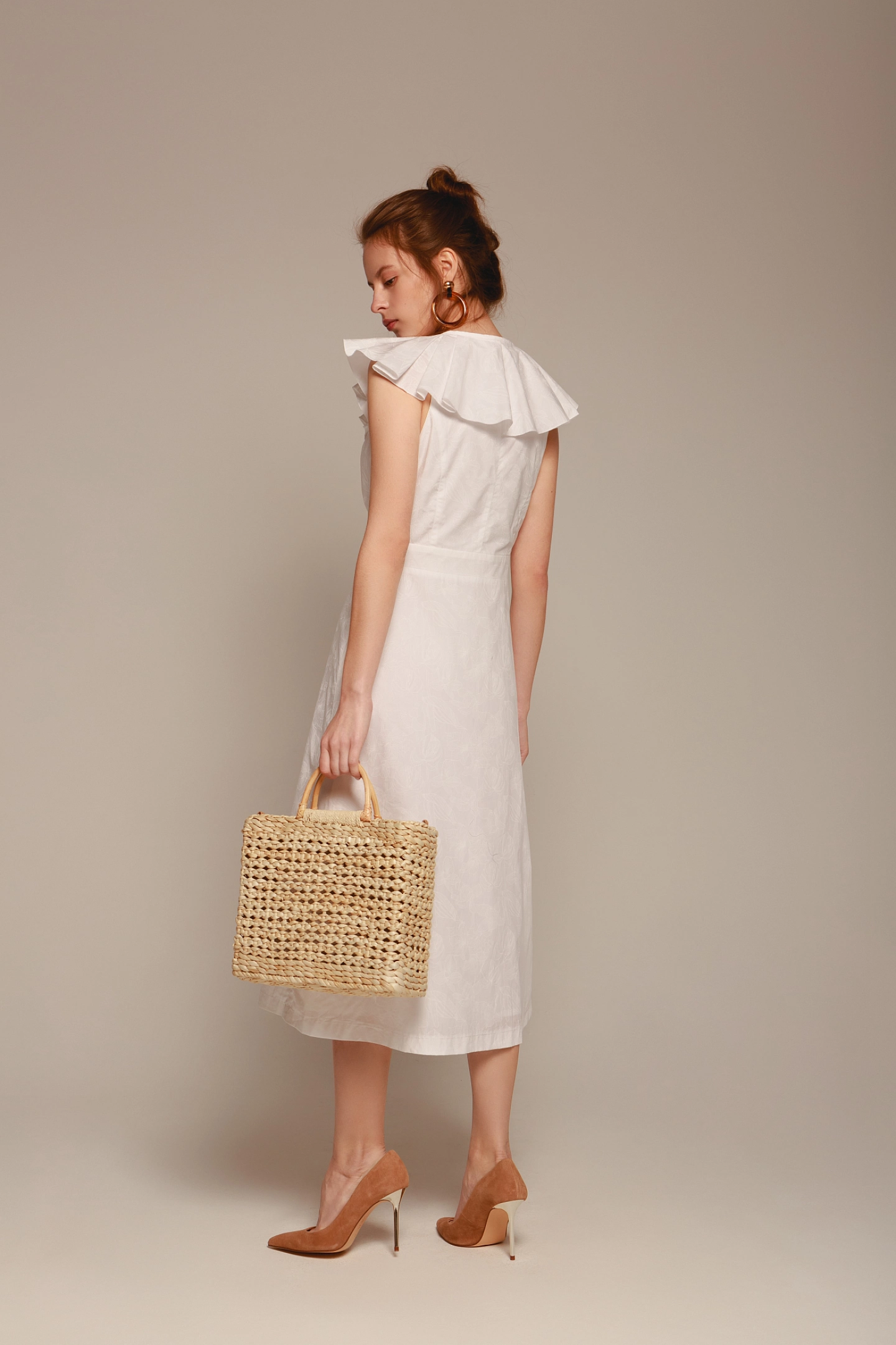 Платье приталенное с воланом по горловине