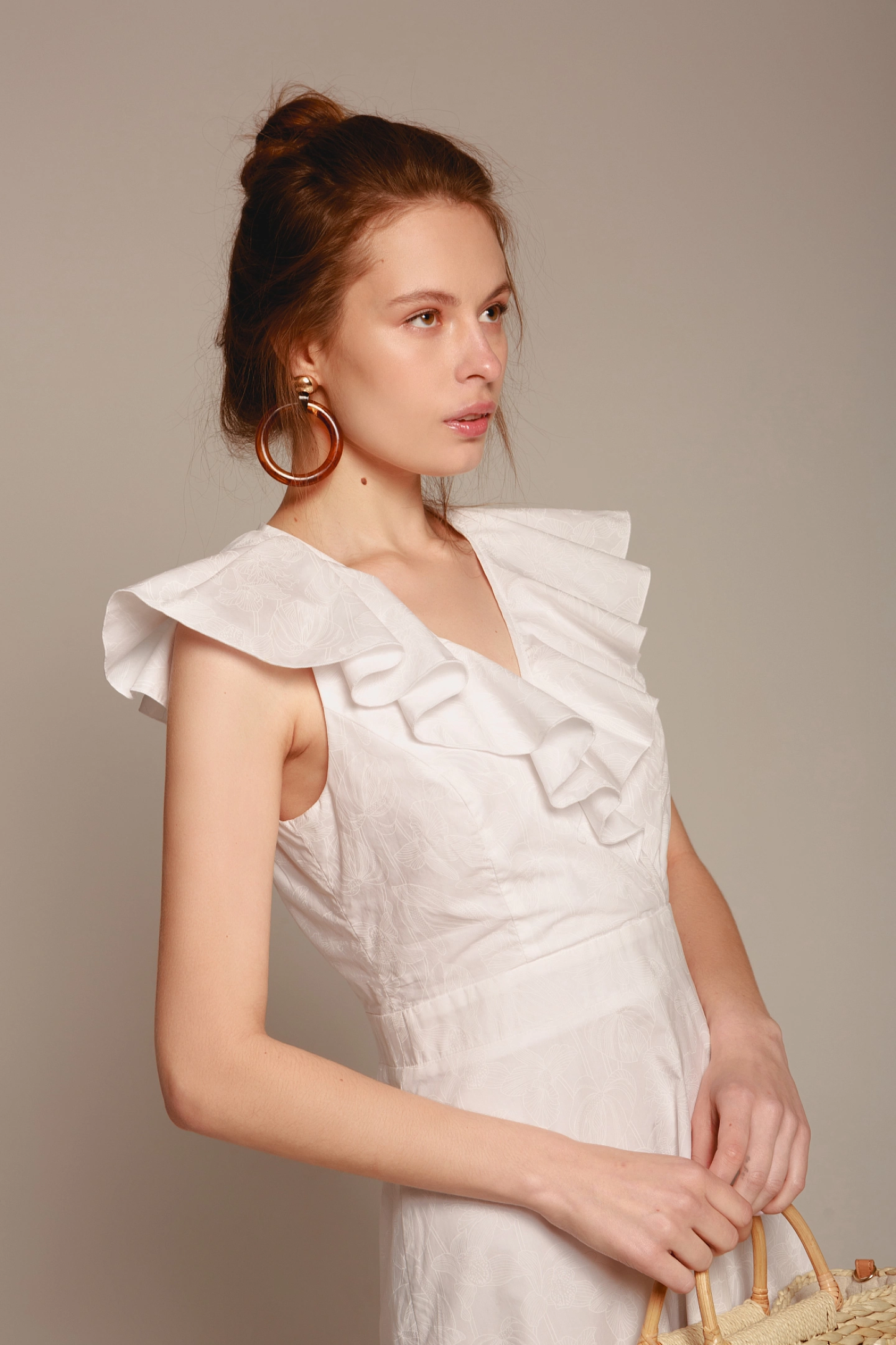 Платье приталенное с воланом по горловине