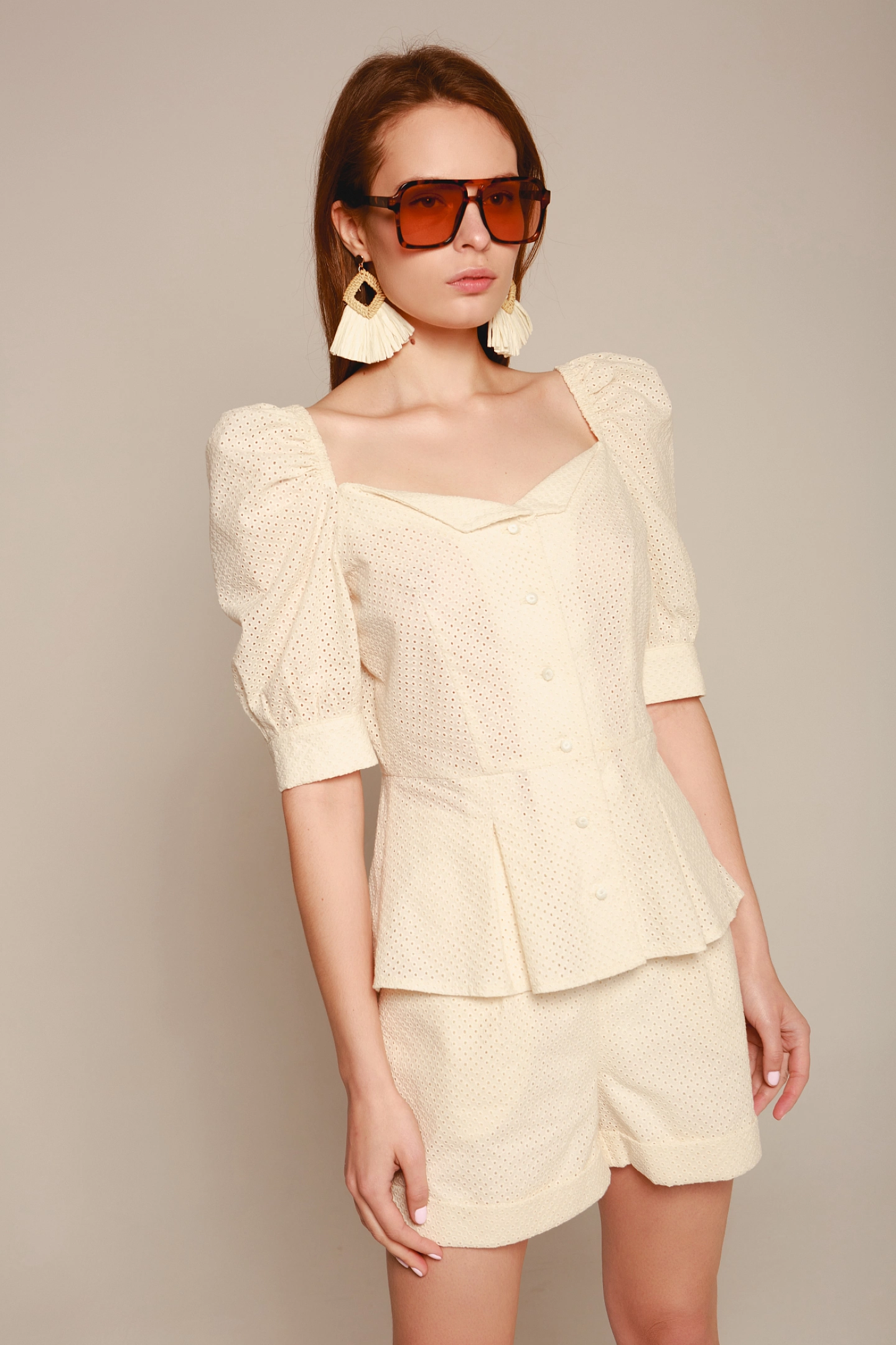 Блуза с баской и объёмным рукавом