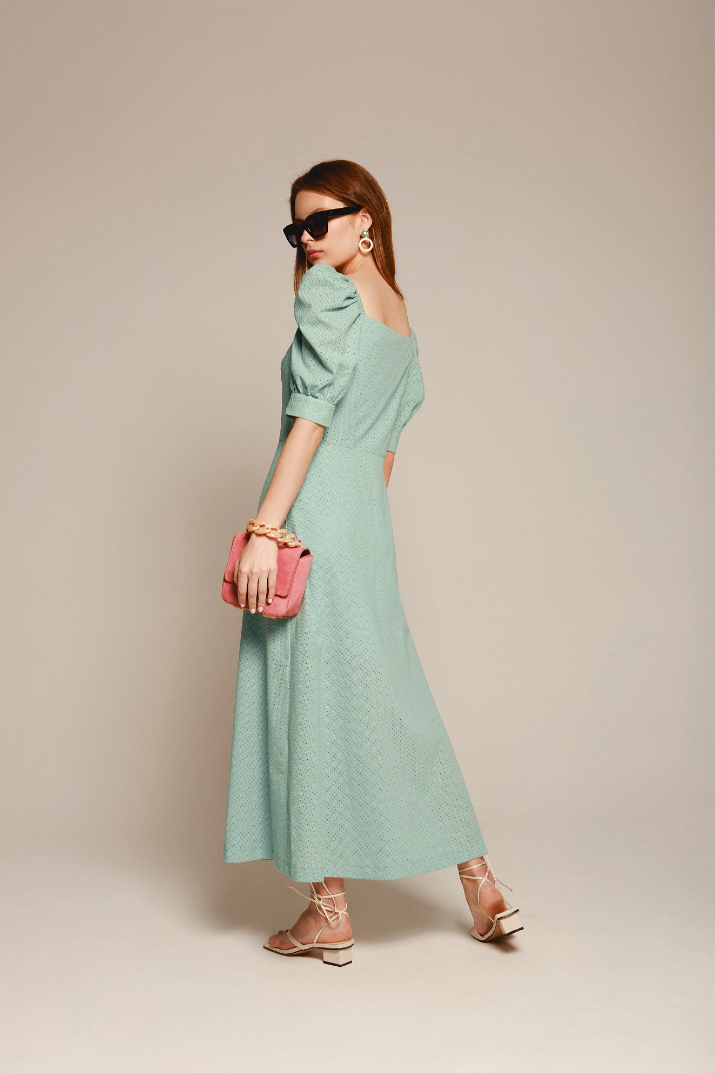 Платье с объемным рукавом макси