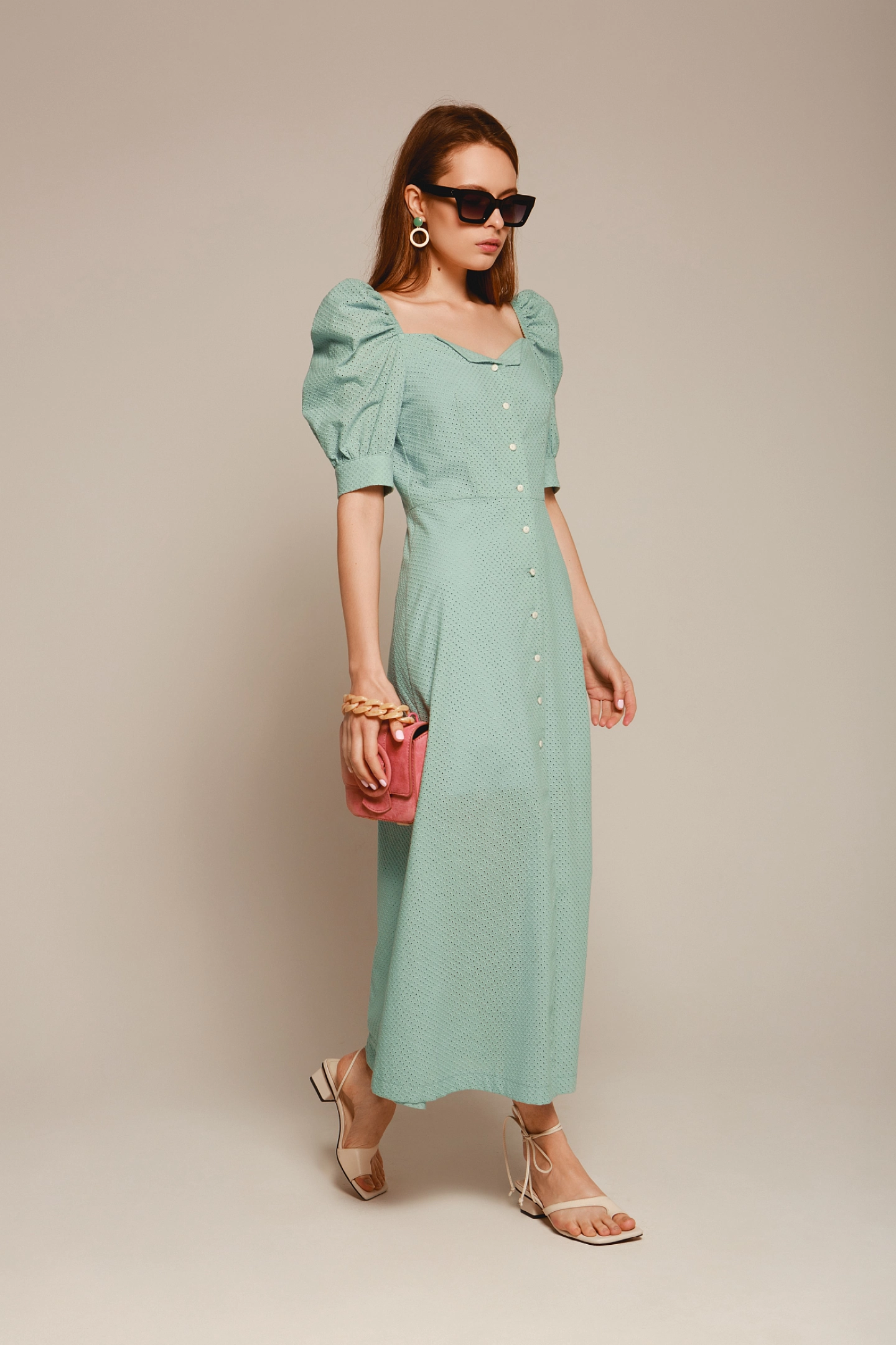 Платье с объемным рукавом макси