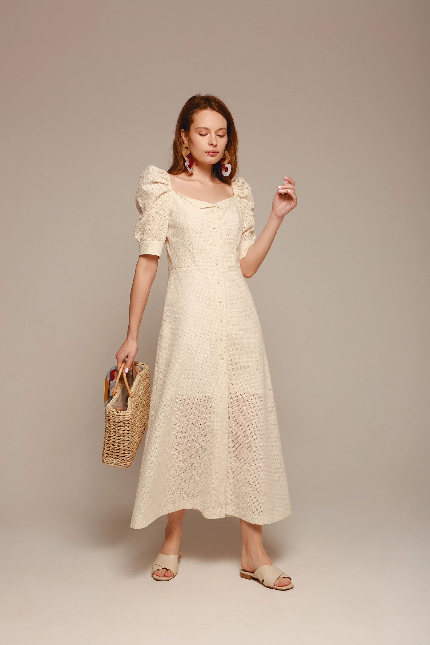 Платье с объемным рукавом макси