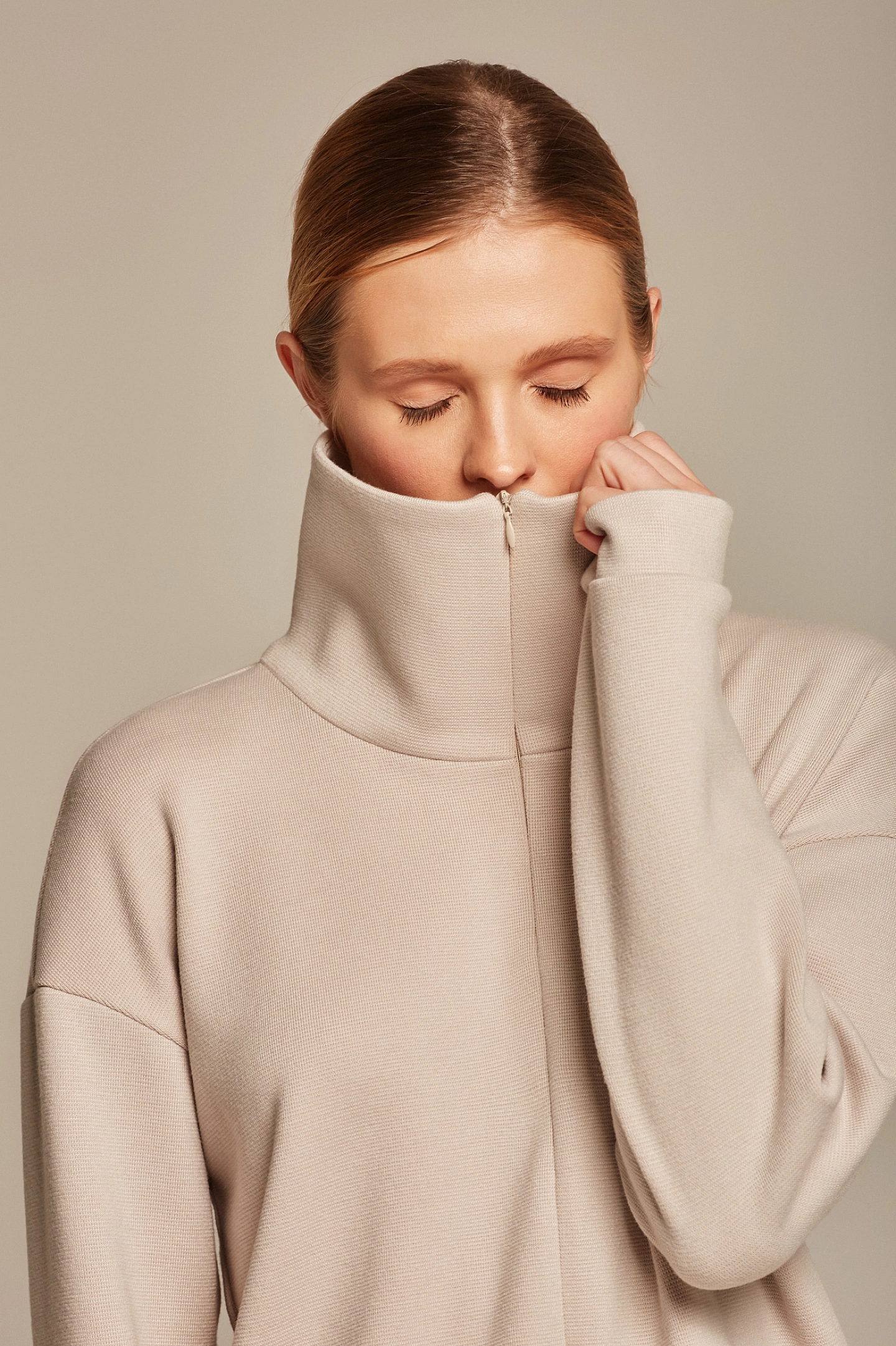 Свитшот с воротником апаш