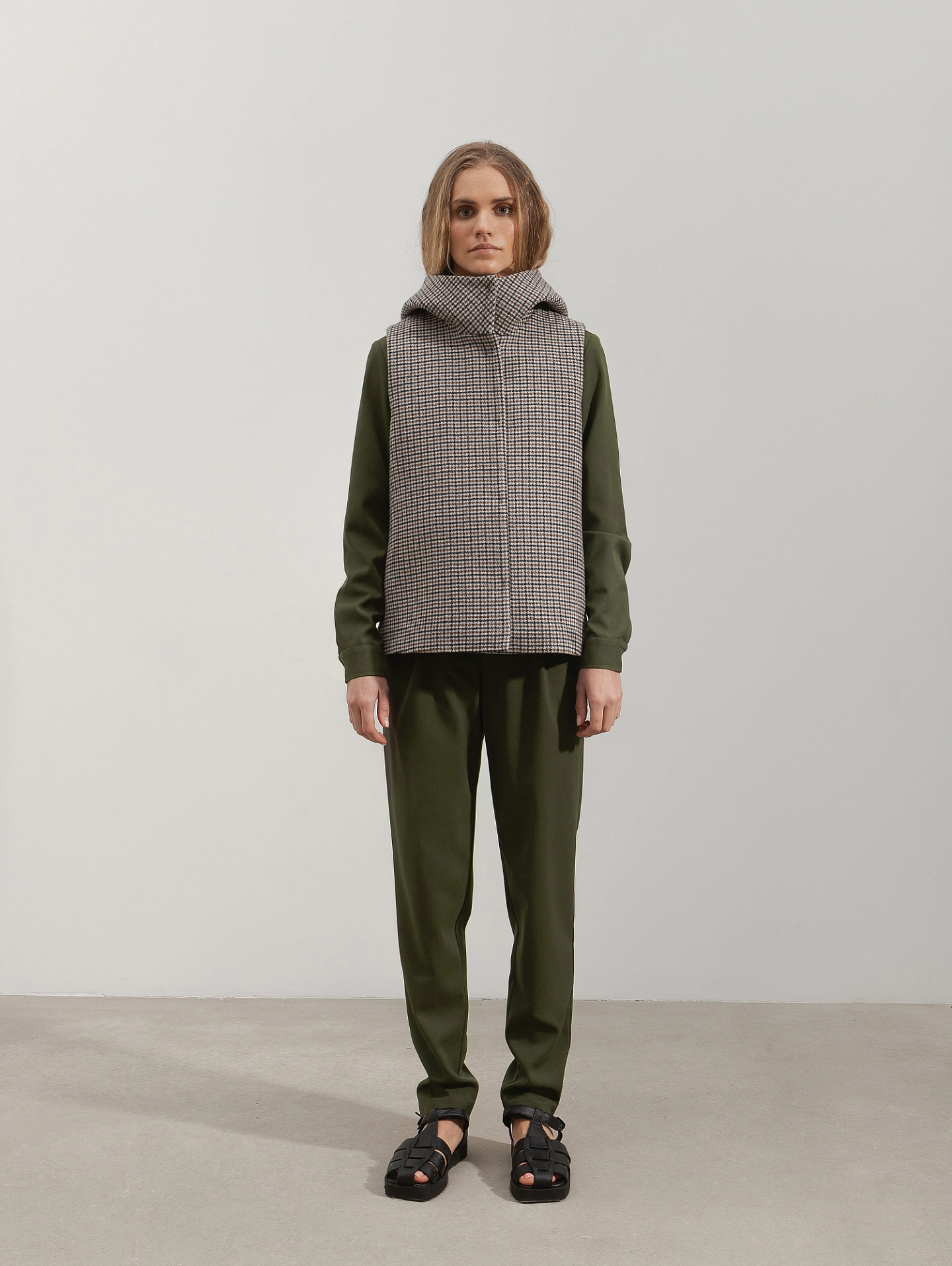 Жилет с капюшоном