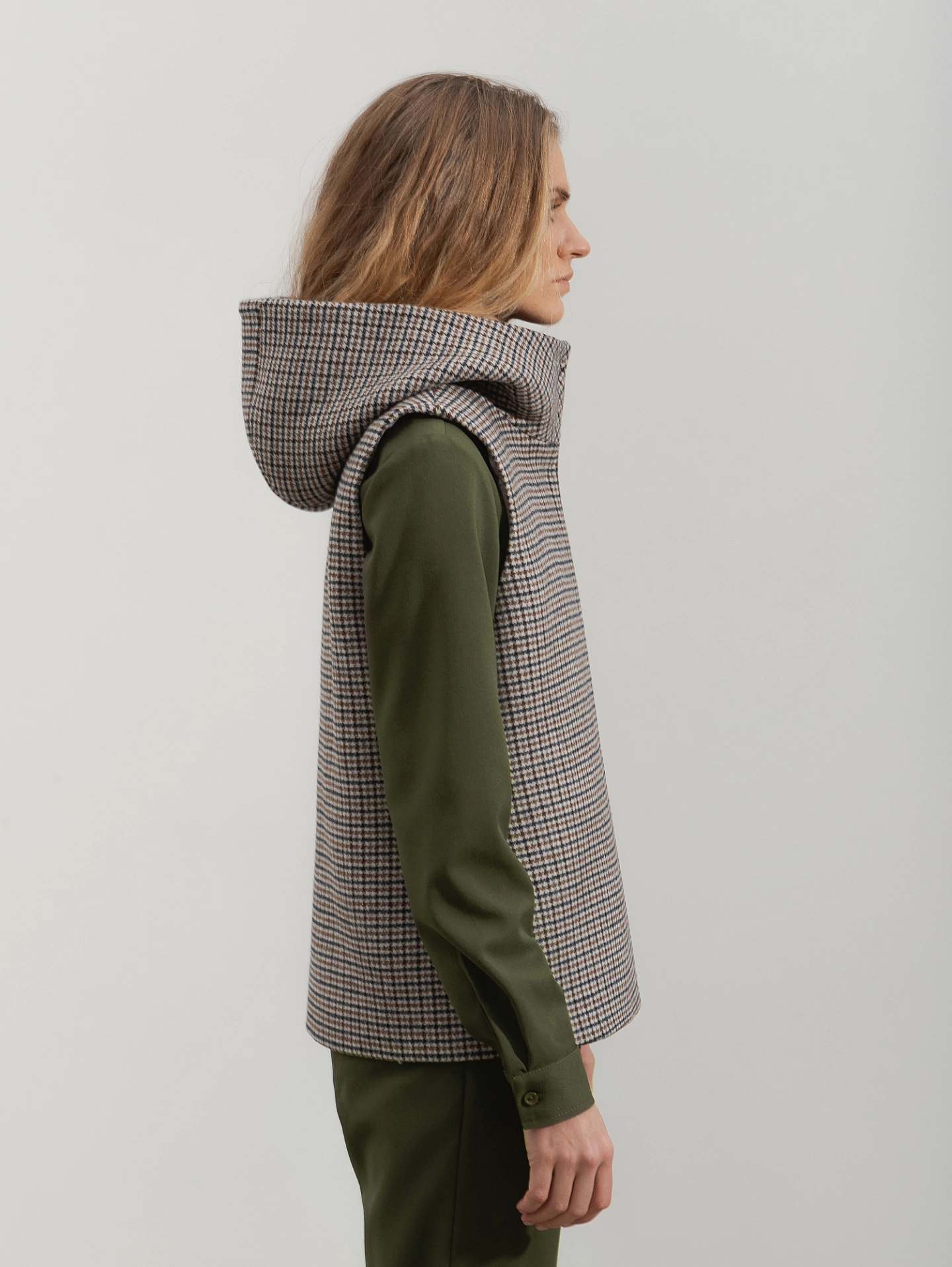 Жилет с капюшоном