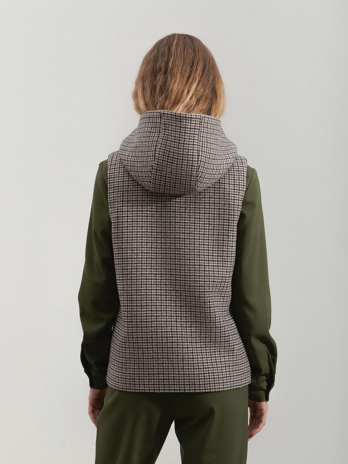 Жилет с капюшоном