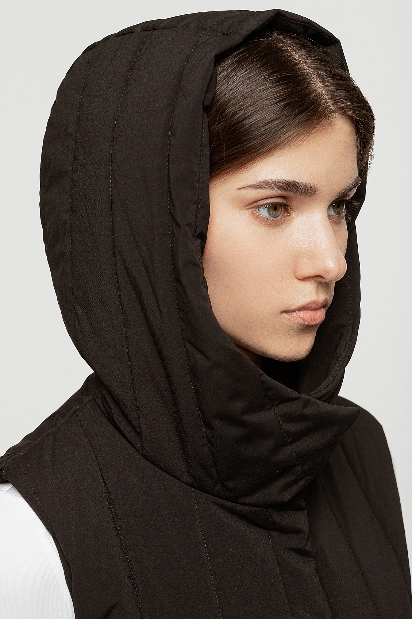 Жилет стёганый с капюшоном