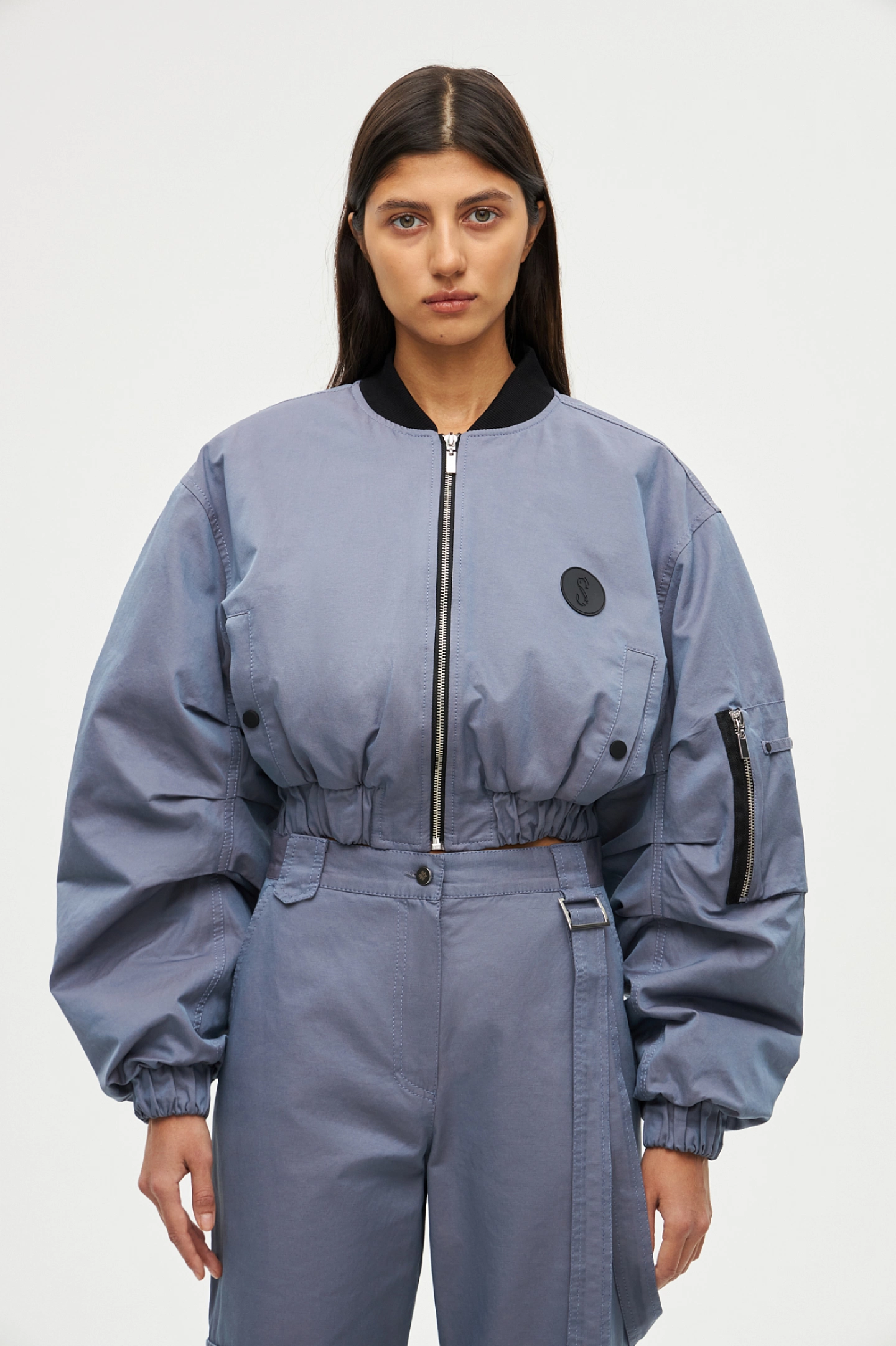 Бомбер короткий с широким рукавом и брюки - карго из хлопковой ткани