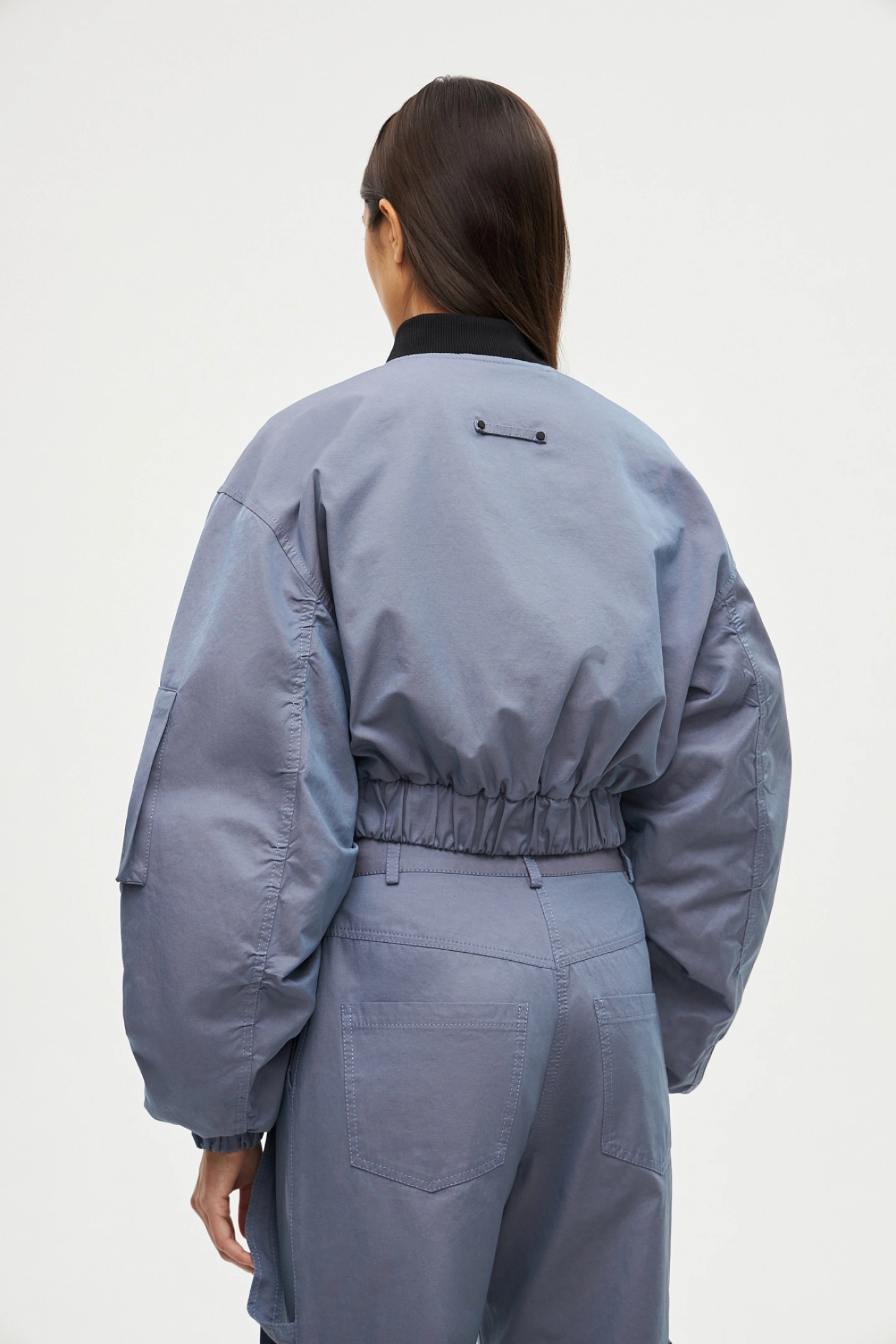 Бомбер короткий с широким рукавом и брюки - карго из хлопковой ткани