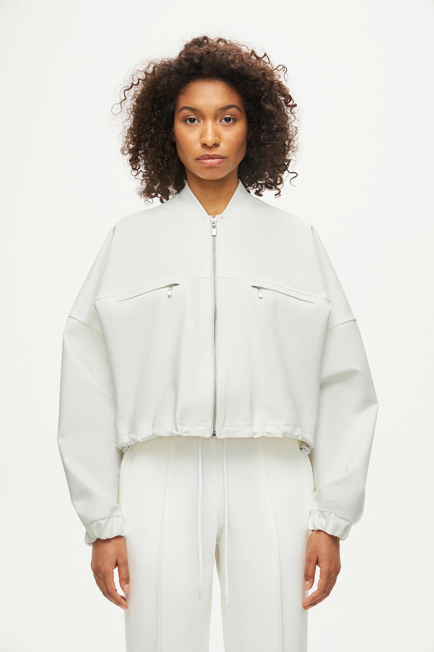 Бомбер на молнии и брюки со стрелками из трикотажа