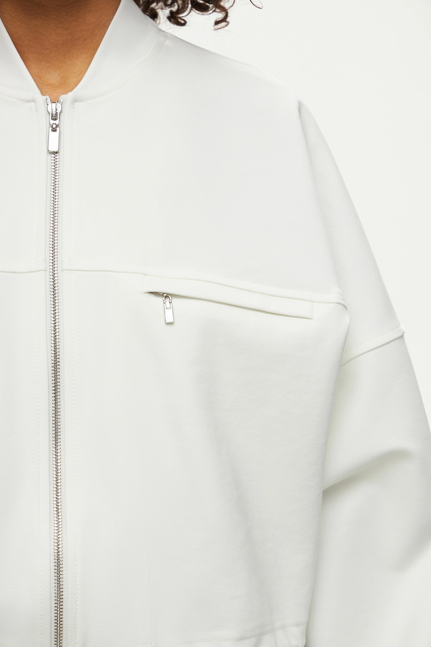 Бомбер на молнии и брюки со стрелками из трикотажа