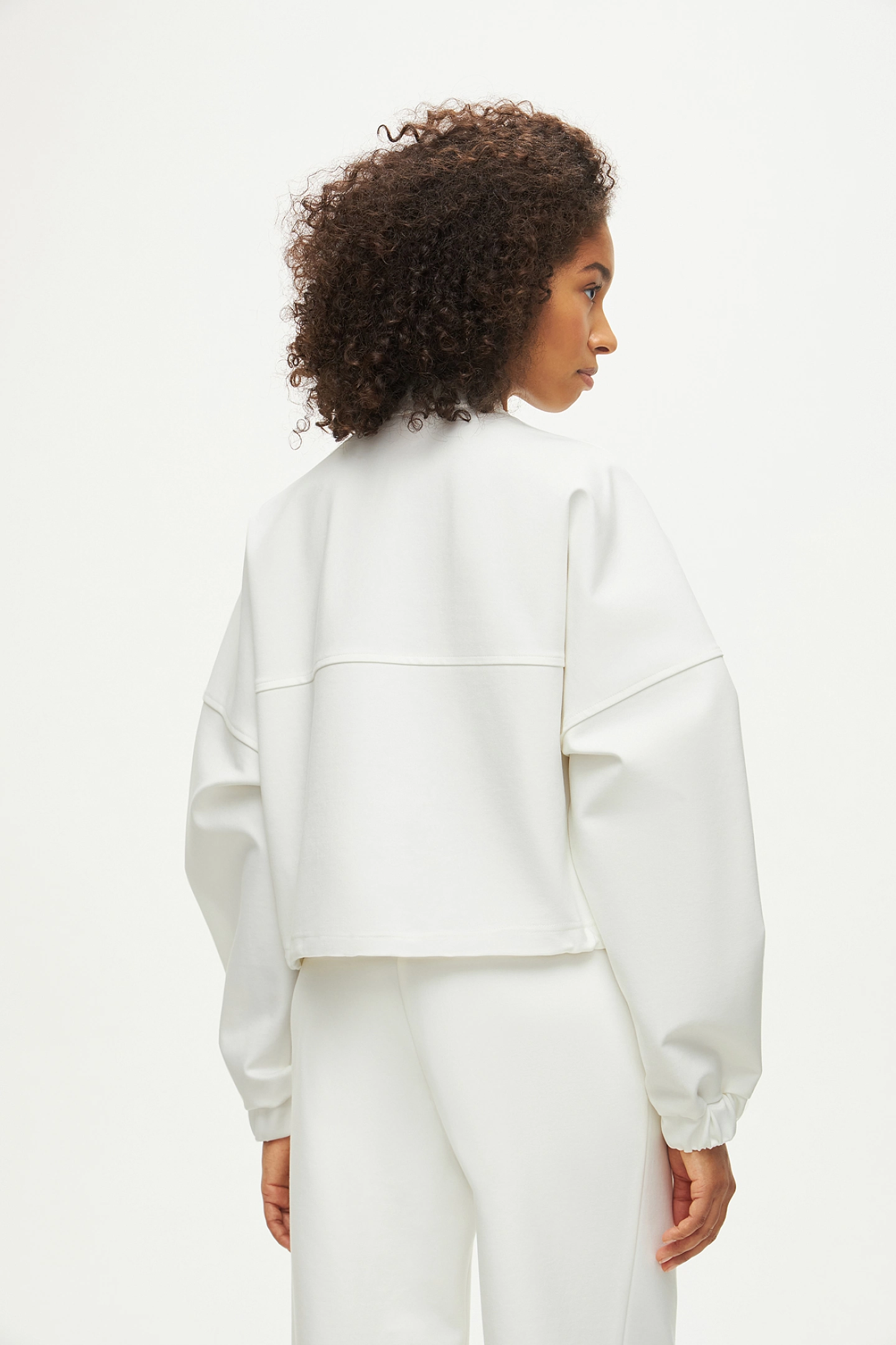 Бомбер на молнии и брюки со стрелками из трикотажа